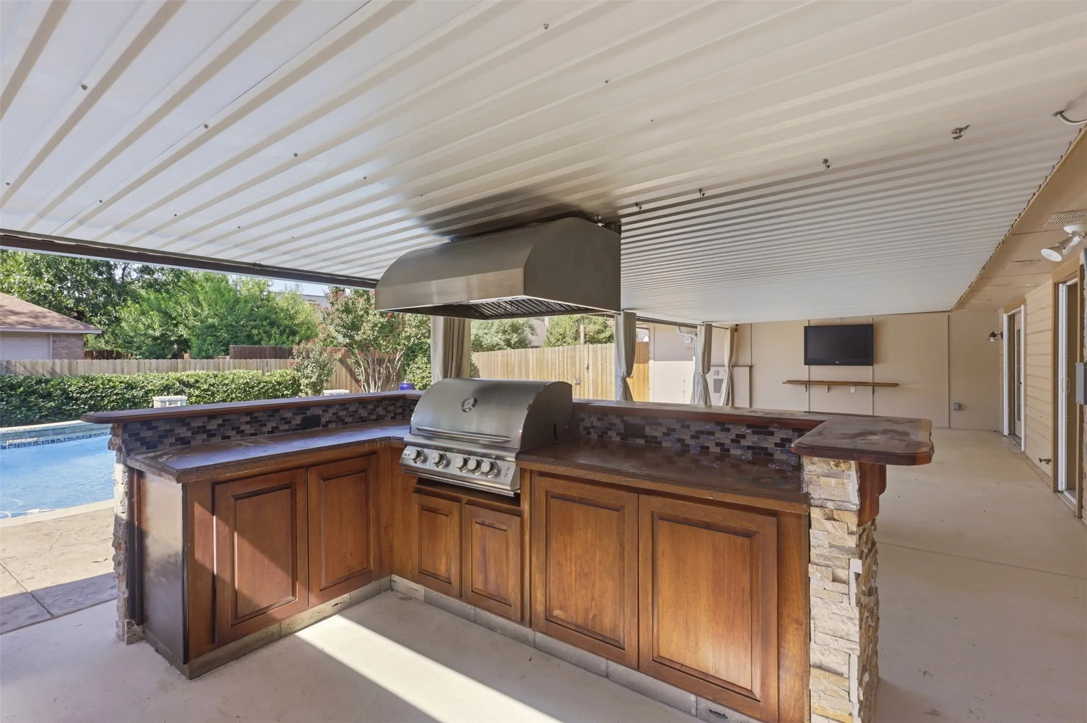Single Family Residence For Sale in Denton County , 1550 Oak Creek Drive, Lewisville, Texas 75077, 3 Bedroom, 2 Bathroom, 2 Garage spaces, 1,975 Sqft, built in 1980, mls#21352325, Real Estate Agent in Lewisville, Homes For Sale in Denton county, Homes For Sale in Lewisville, Realtor in Lewisville Texas, Real Estate Brokerage Independent Realty Texas, Luminita Cordes Realtor