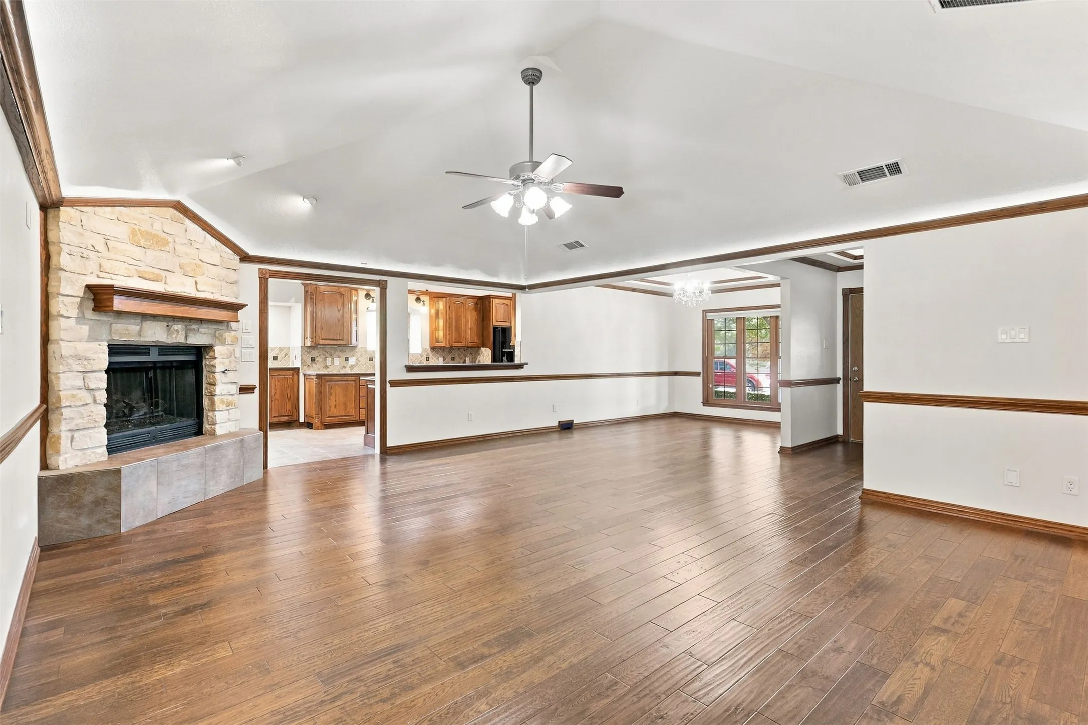 Single Family Residence For Sale in Denton County , 1550 Oak Creek Drive, Lewisville, Texas 75077, 3 Bedroom, 2 Bathroom, 2 Garage spaces, 1,975 Sqft, built in 1980, mls#21352325, Real Estate Agent in Lewisville, Homes For Sale in Denton county, Homes For Sale in Lewisville, Realtor in Lewisville Texas, Real Estate Brokerage Independent Realty Texas, Luminita Cordes Realtor