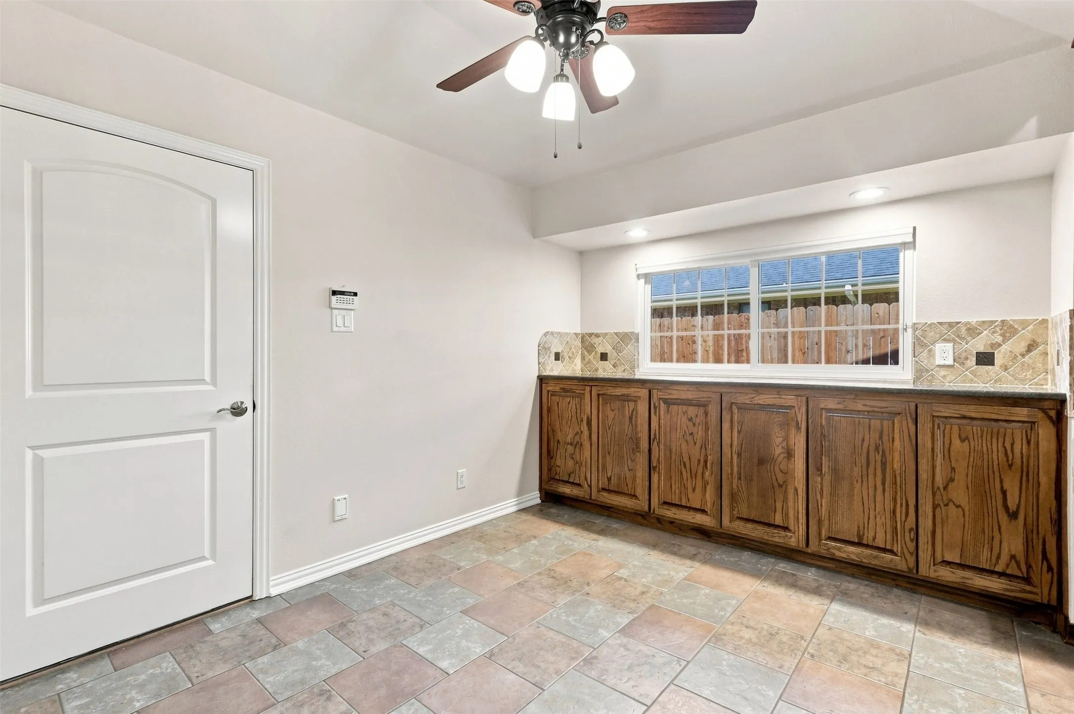 Single Family Residence For Sale in Denton County , 1550 Oak Creek Drive, Lewisville, Texas 75077, 3 Bedroom, 2 Bathroom, 2 Garage spaces, 1,975 Sqft, built in 1980, mls#21352325, Real Estate Agent in Lewisville, Homes For Sale in Denton county, Homes For Sale in Lewisville, Realtor in Lewisville Texas, Real Estate Brokerage Independent Realty Texas, Luminita Cordes Realtor