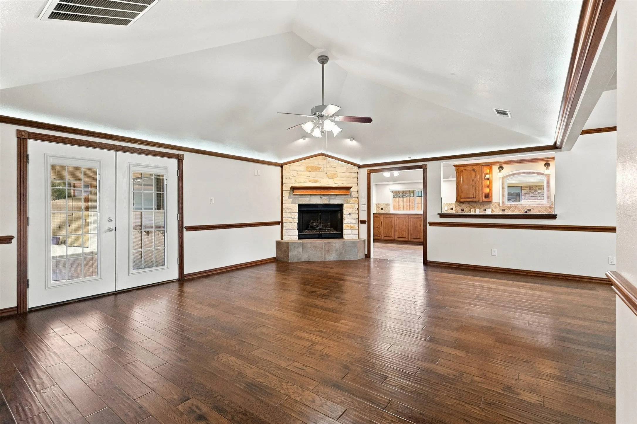Single Family Residence For Sale in Denton County , 1550 Oak Creek Drive, Lewisville, Texas 75077, 3 Bedroom, 2 Bathroom, 2 Garage spaces, 1,975 Sqft, built in 1980, mls#21352325, Real Estate Agent in Lewisville, Homes For Sale in Denton county, Homes For Sale in Lewisville, Realtor in Lewisville Texas, Real Estate Brokerage Independent Realty Texas, Luminita Cordes Realtor