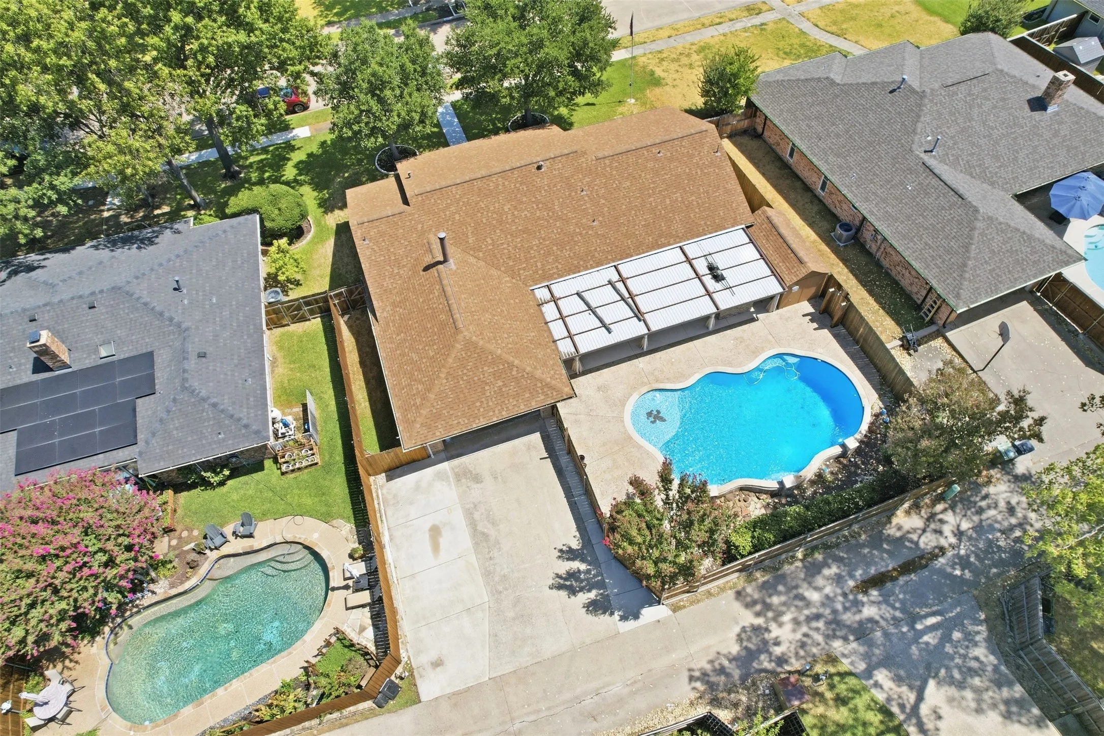 Single Family Residence For Sale in Denton County , 1550 Oak Creek Drive, Lewisville, Texas 75077, 3 Bedroom, 2 Bathroom, 2 Garage spaces, 1,975 Sqft, built in 1980, mls#21352325, Real Estate Agent in Lewisville, Homes For Sale in Denton county, Homes For Sale in Lewisville, Realtor in Lewisville Texas, Real Estate Brokerage Independent Realty Texas, Luminita Cordes Realtor