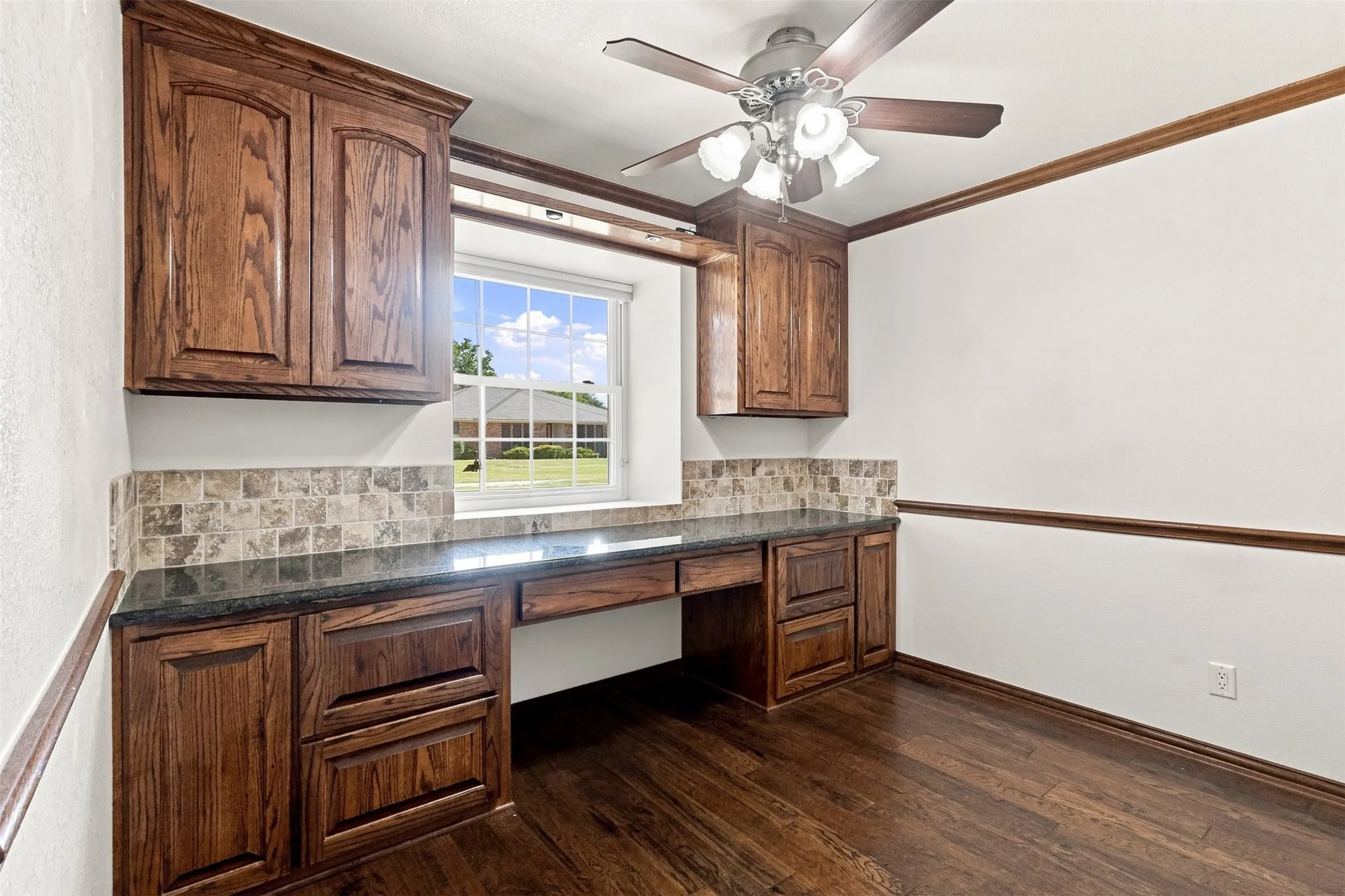 Single Family Residence For Sale in Denton County , 1550 Oak Creek Drive, Lewisville, Texas 75077, 3 Bedroom, 2 Bathroom, 2 Garage spaces, 1,975 Sqft, built in 1980, mls#21352325, Real Estate Agent in Lewisville, Homes For Sale in Denton county, Homes For Sale in Lewisville, Realtor in Lewisville Texas, Real Estate Brokerage Independent Realty Texas, Luminita Cordes Realtor