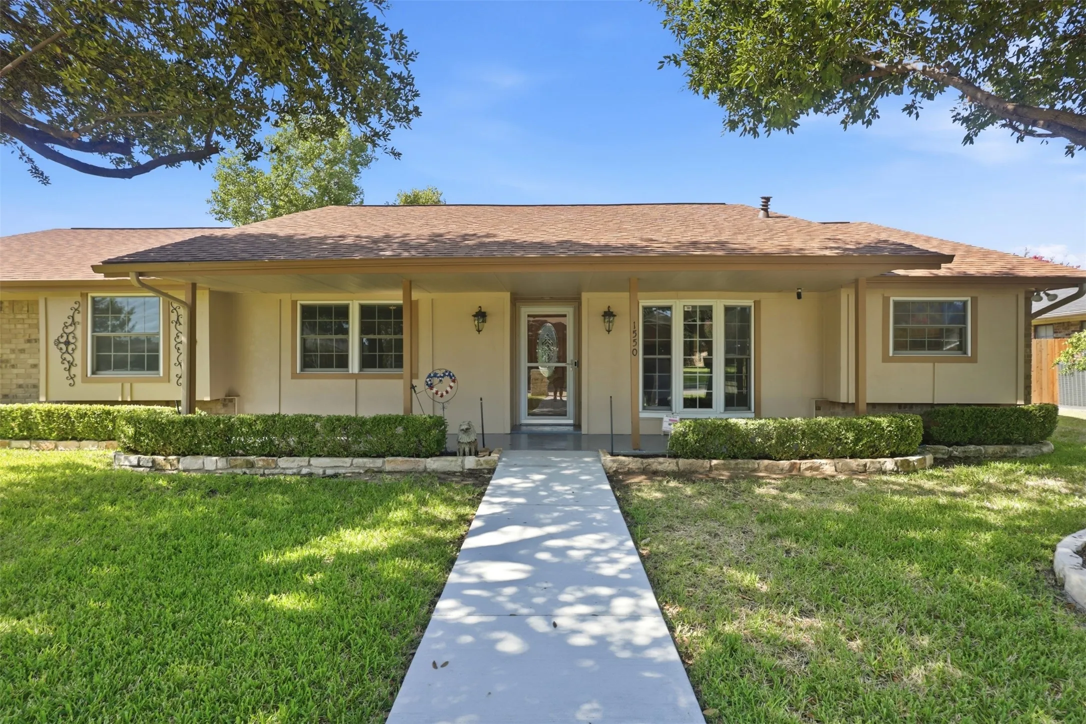 Single Family Residence For Sale in Denton County , 1550 Oak Creek Drive, Lewisville, Texas 75077, 3 Bedroom, 2 Bathroom, 2 Garage spaces, 1,975 Sqft, built in 1980, mls#21352325, Real Estate Agent in Lewisville, Homes For Sale in Denton county, Homes For Sale in Lewisville, Realtor in Lewisville Texas, Real Estate Brokerage Independent Realty Texas, Luminita Cordes Realtor