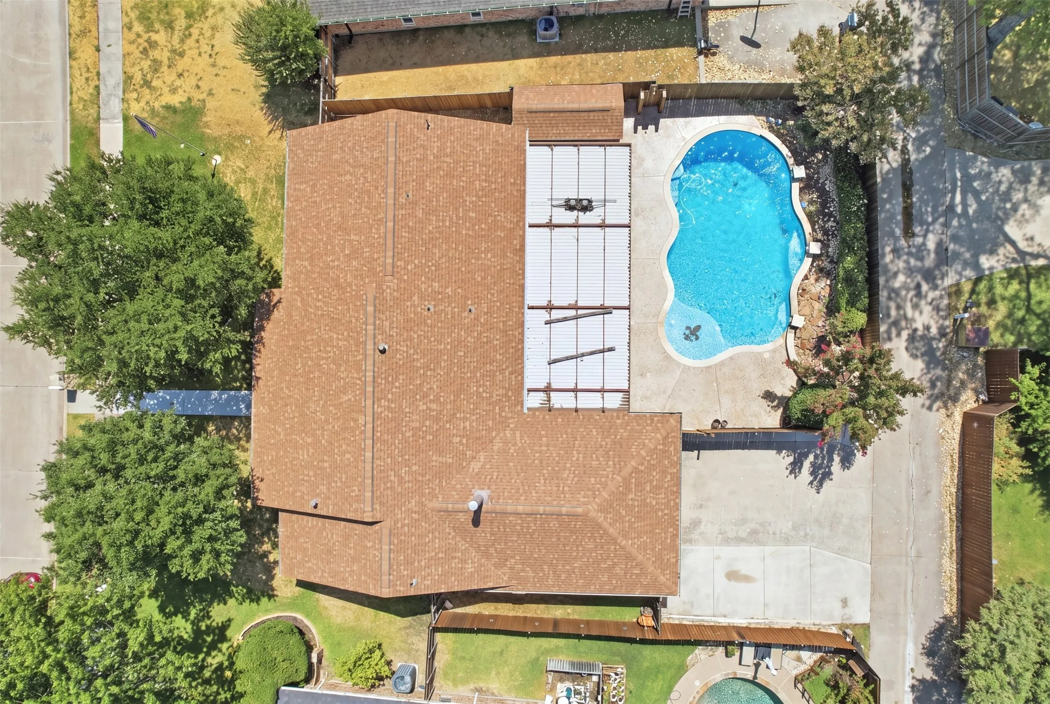 Single Family Residence For Sale in Denton County , 1550 Oak Creek Drive, Lewisville, Texas 75077, 3 Bedroom, 2 Bathroom, 2 Garage spaces, 1,975 Sqft, built in 1980, mls#21352325, Real Estate Agent in Lewisville, Homes For Sale in Denton county, Homes For Sale in Lewisville, Realtor in Lewisville Texas, Real Estate Brokerage Independent Realty Texas, Luminita Cordes Realtor