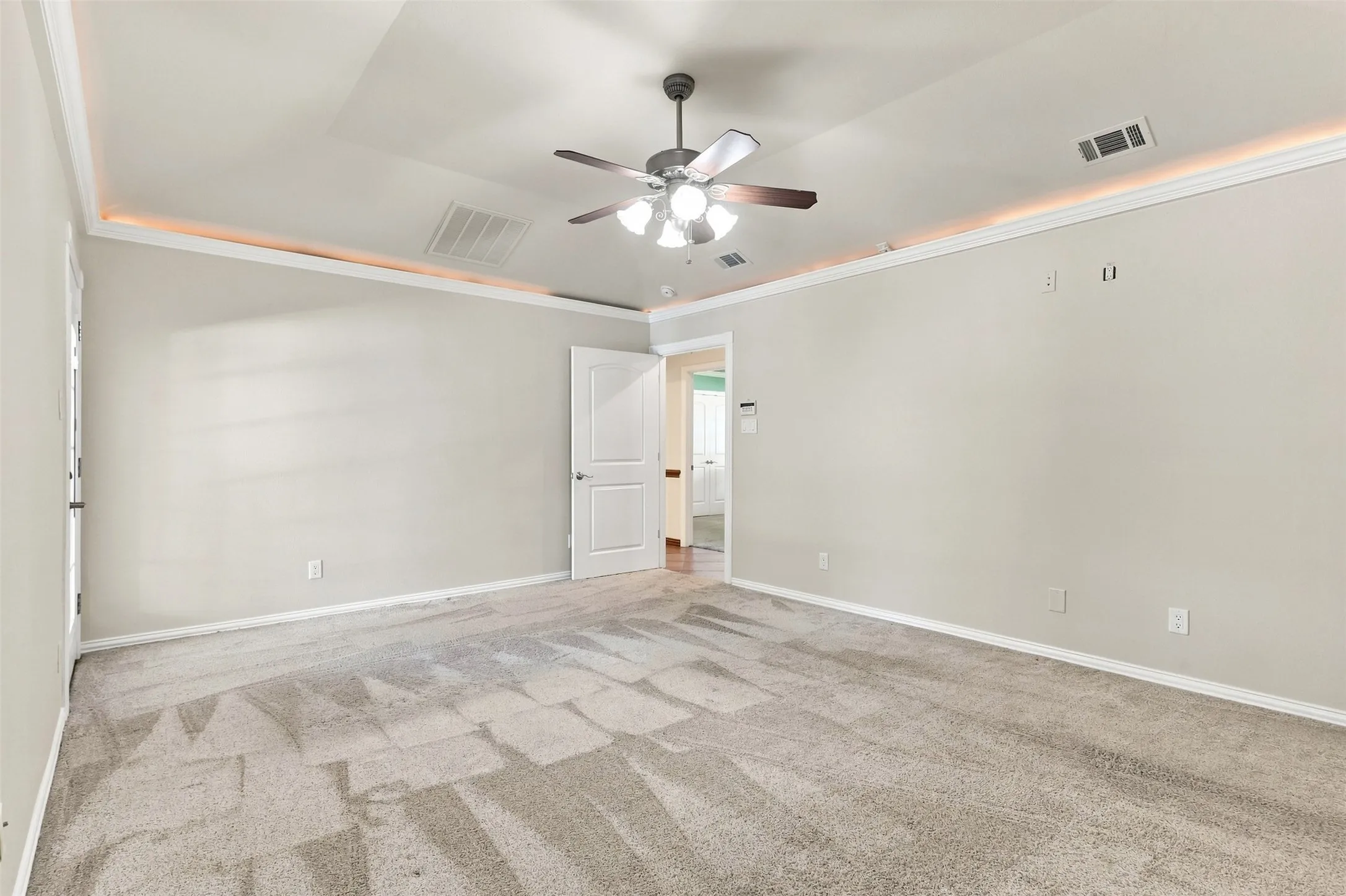 Single Family Residence For Sale in Denton County , 1550 Oak Creek Drive, Lewisville, Texas 75077, 3 Bedroom, 2 Bathroom, 2 Garage spaces, 1,975 Sqft, built in 1980, mls#21352325, Real Estate Agent in Lewisville, Homes For Sale in Denton county, Homes For Sale in Lewisville, Realtor in Lewisville Texas, Real Estate Brokerage Independent Realty Texas, Luminita Cordes Realtor
