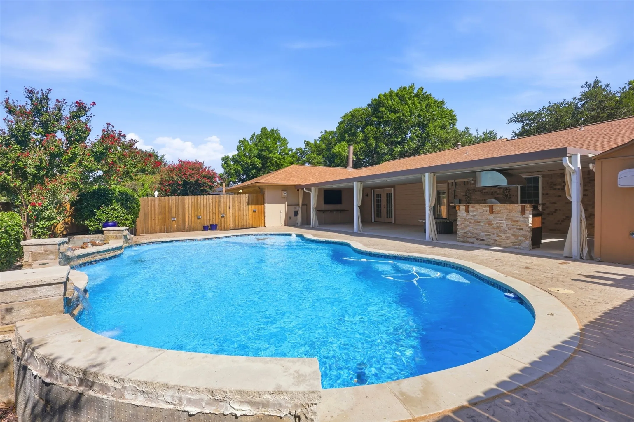Single Family Residence For Sale in Denton County , 1550 Oak Creek Drive, Lewisville, Texas 75077, 3 Bedroom, 2 Bathroom, 2 Garage spaces, 1,975 Sqft, built in 1980, mls#21352325, Real Estate Agent in Lewisville, Homes For Sale in Denton county, Homes For Sale in Lewisville, Realtor in Lewisville Texas, Real Estate Brokerage Independent Realty Texas, Luminita Cordes Realtor