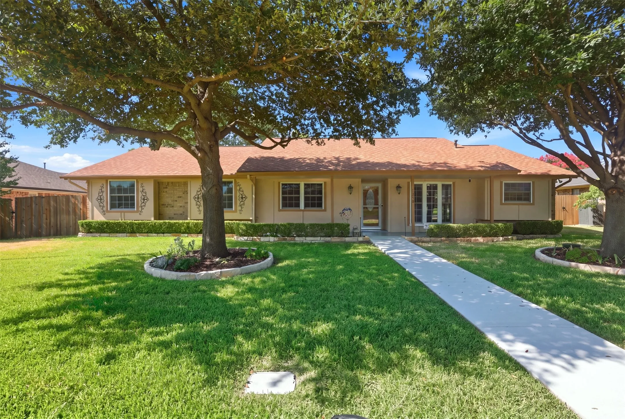 Single Family Residence For Sale in Denton County , 1550 Oak Creek Drive, Lewisville, Texas 75077, 3 Bedroom, 2 Bathroom, 2 Garage spaces, 1,975 Sqft, built in 1980, mls#21352325, Real Estate Agent in Lewisville, Homes For Sale in Denton county, Homes For Sale in Lewisville, Realtor in Lewisville Texas, Real Estate Brokerage Independent Realty Texas, Luminita Cordes Realtor