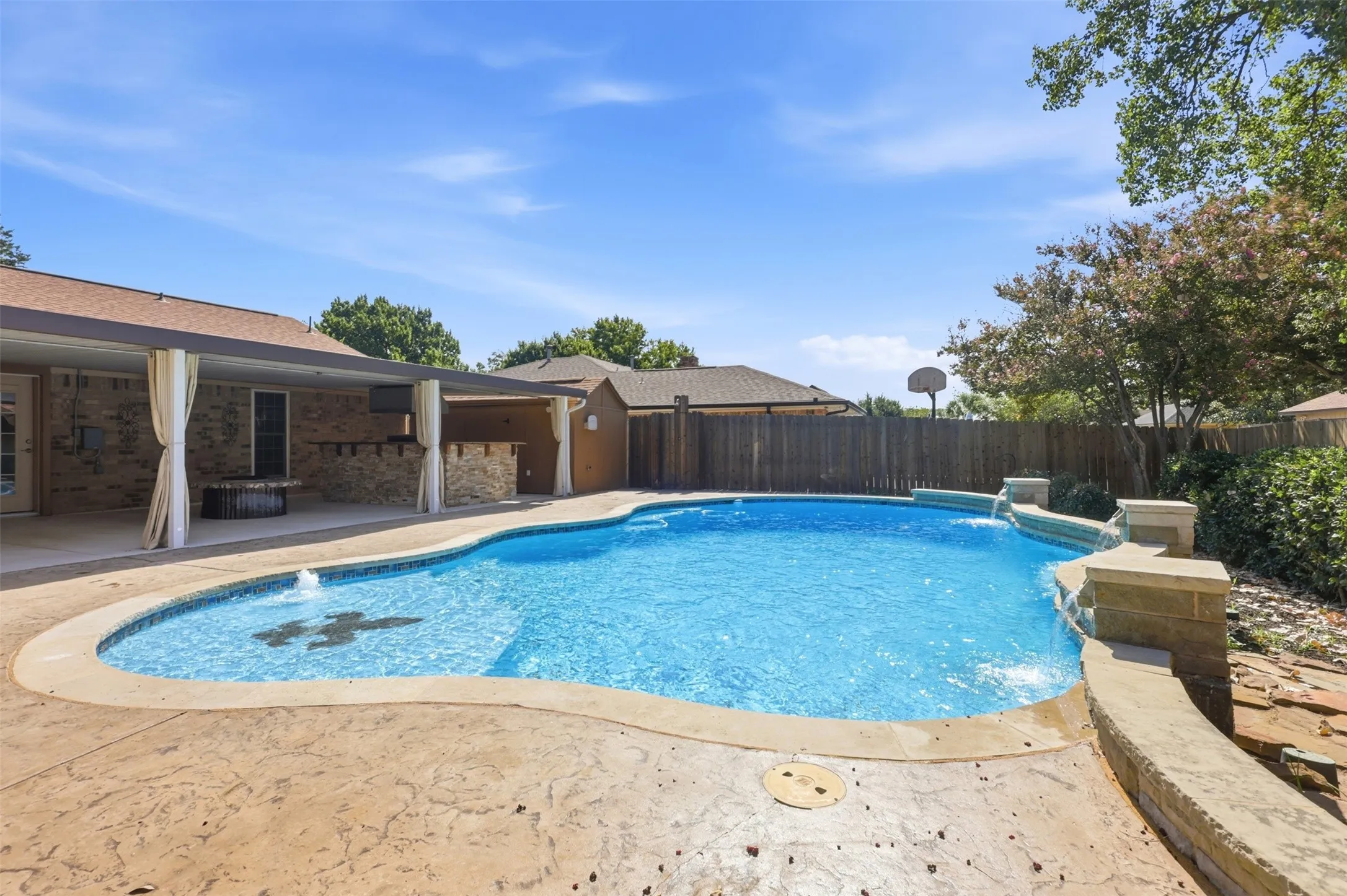 Single Family Residence For Sale in Denton County , 1550 Oak Creek Drive, Lewisville, Texas 75077, 3 Bedroom, 2 Bathroom, 2 Garage spaces, 1,975 Sqft, built in 1980, mls#21352325, Real Estate Agent in Lewisville, Homes For Sale in Denton county, Homes For Sale in Lewisville, Realtor in Lewisville Texas, Real Estate Brokerage Independent Realty Texas, Luminita Cordes Realtor