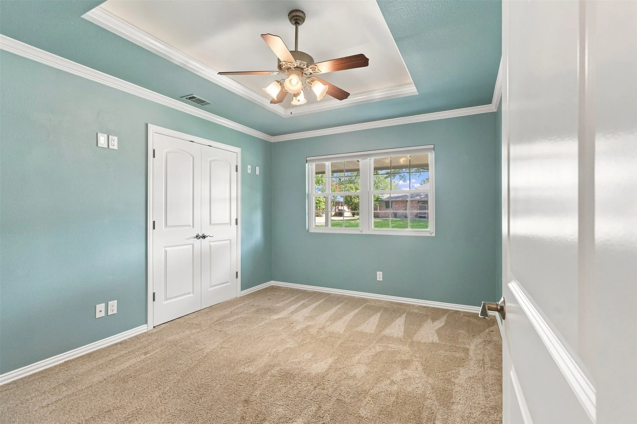 Single Family Residence For Sale in Denton County , 1550 Oak Creek Drive, Lewisville, Texas 75077, 3 Bedroom, 2 Bathroom, 2 Garage spaces, 1,975 Sqft, built in 1980, mls#21352325, Real Estate Agent in Lewisville, Homes For Sale in Denton county, Homes For Sale in Lewisville, Realtor in Lewisville Texas, Real Estate Brokerage Independent Realty Texas, Luminita Cordes Realtor