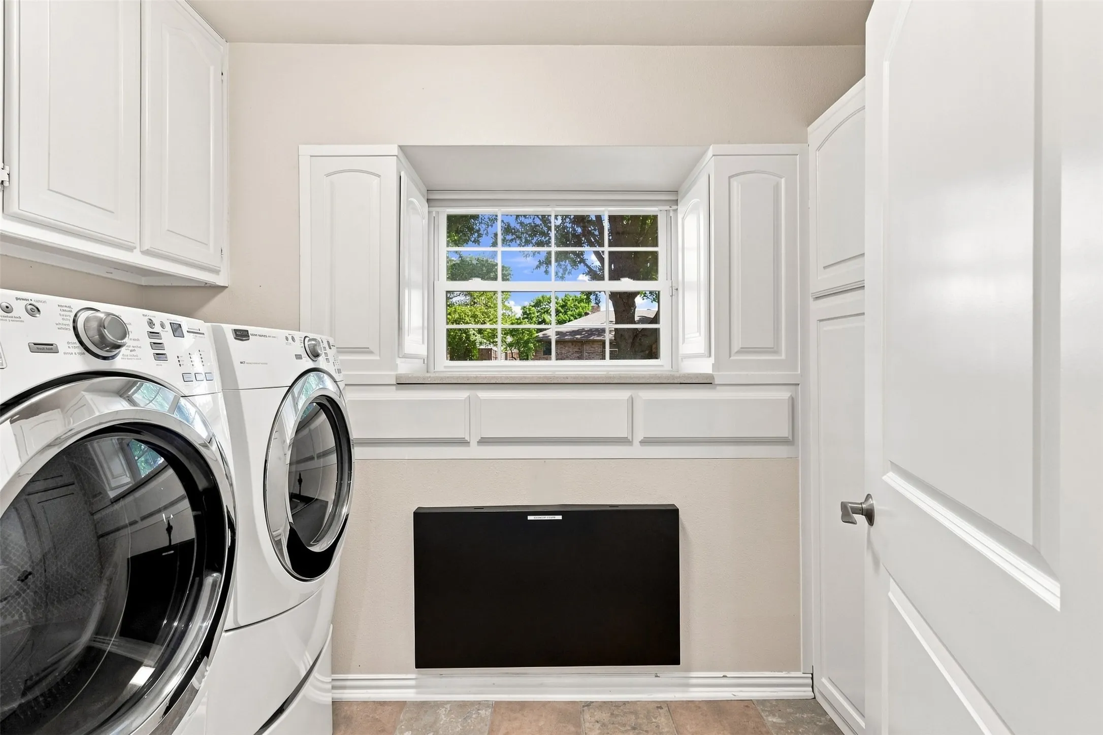 Single Family Residence For Sale in Denton County , 1550 Oak Creek Drive, Lewisville, Texas 75077, 3 Bedroom, 2 Bathroom, 2 Garage spaces, 1,975 Sqft, built in 1980, mls#21352325, Real Estate Agent in Lewisville, Homes For Sale in Denton county, Homes For Sale in Lewisville, Realtor in Lewisville Texas, Real Estate Brokerage Independent Realty Texas, Luminita Cordes Realtor