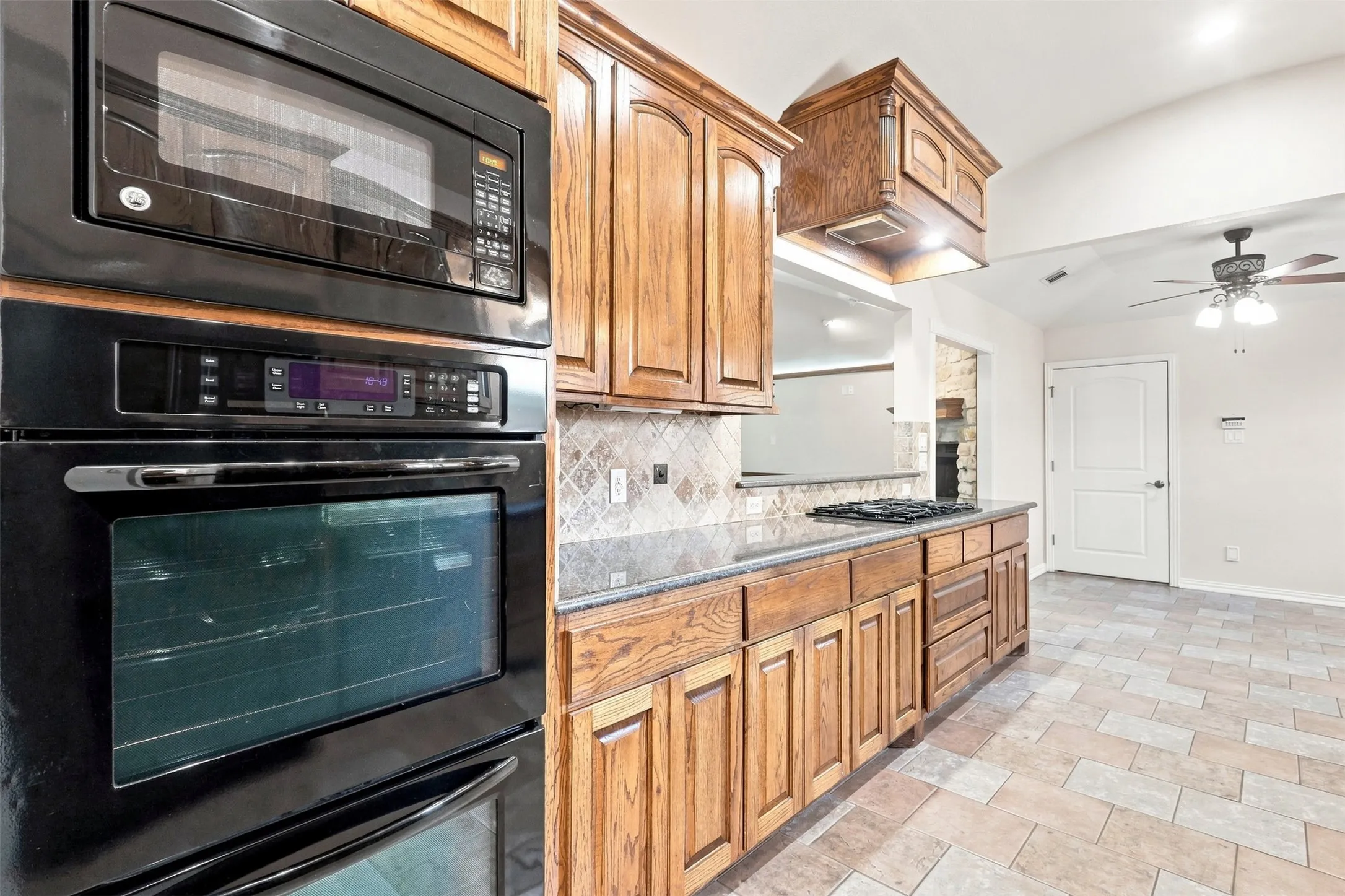 Single Family Residence For Sale in Denton County , 1550 Oak Creek Drive, Lewisville, Texas 75077, 3 Bedroom, 2 Bathroom, 2 Garage spaces, 1,975 Sqft, built in 1980, mls#21352325, Real Estate Agent in Lewisville, Homes For Sale in Denton county, Homes For Sale in Lewisville, Realtor in Lewisville Texas, Real Estate Brokerage Independent Realty Texas, Luminita Cordes Realtor