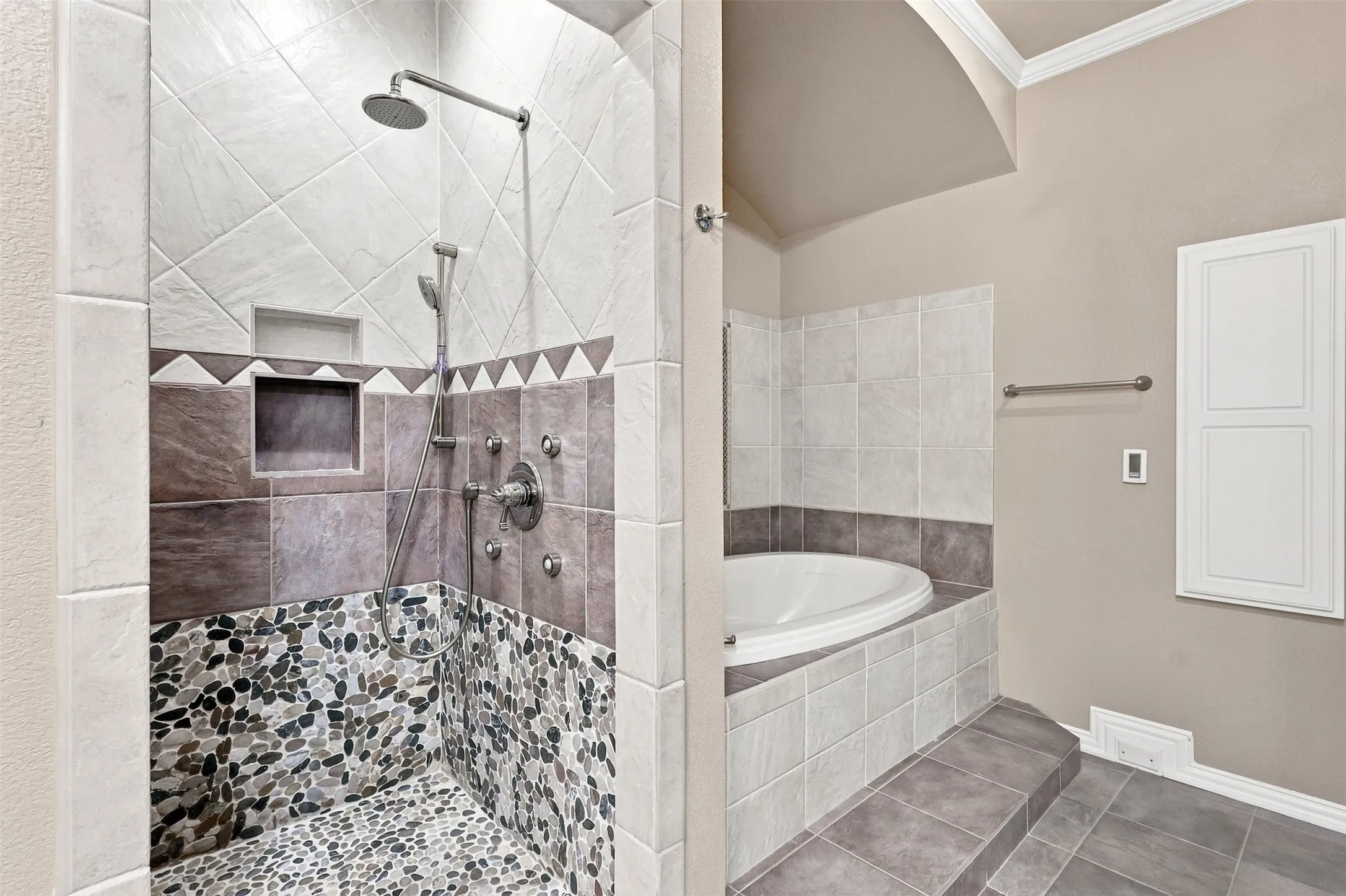 Single Family Residence For Sale in Denton County , 1550 Oak Creek Drive, Lewisville, Texas 75077, 3 Bedroom, 2 Bathroom, 2 Garage spaces, 1,975 Sqft, built in 1980, mls#21352325, Real Estate Agent in Lewisville, Homes For Sale in Denton county, Homes For Sale in Lewisville, Realtor in Lewisville Texas, Real Estate Brokerage Independent Realty Texas, Luminita Cordes Realtor