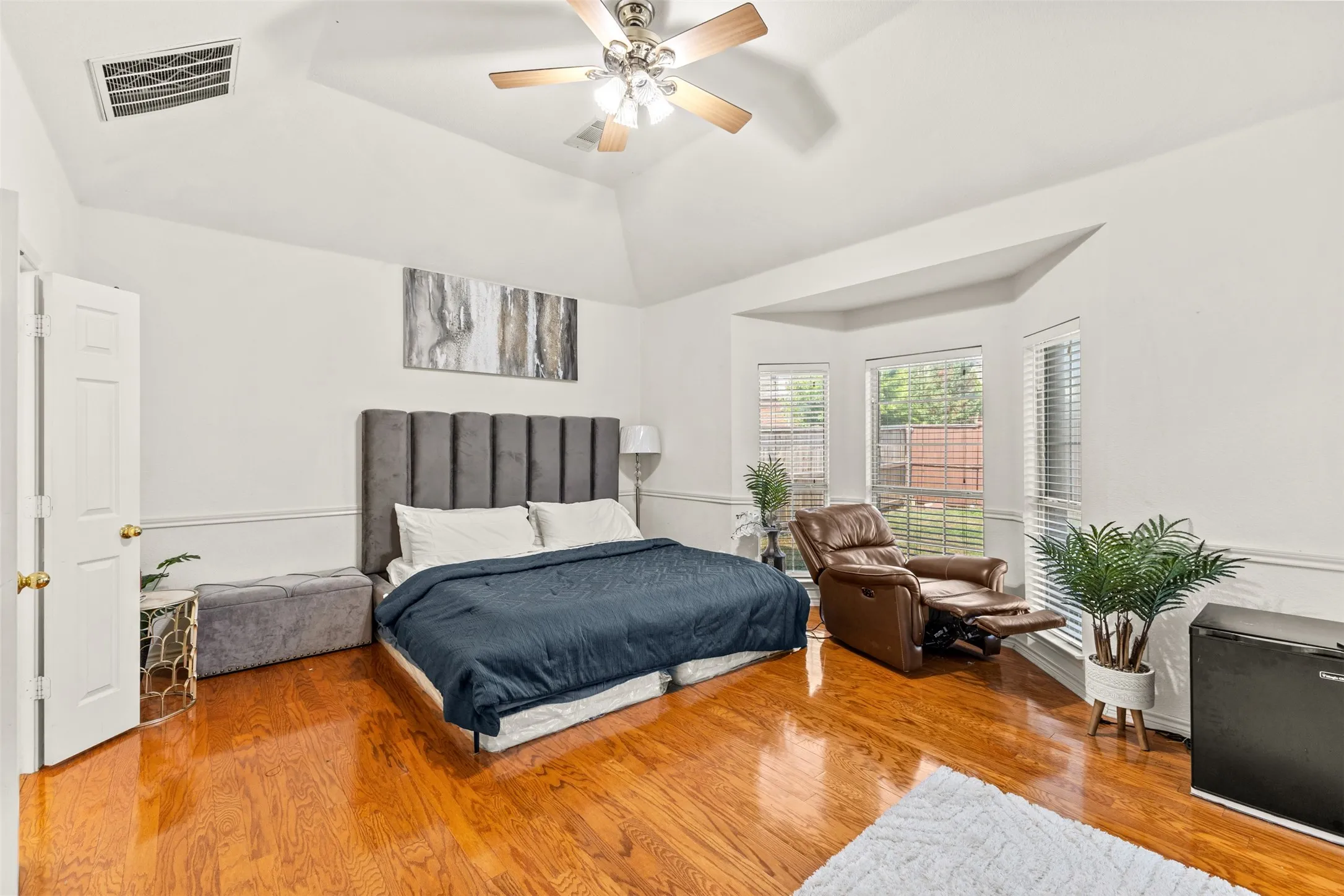 Single Family Residence For Rent in Tarrant County , 5231 Kathryn Drive, Grand Prairie, Texas 75052, 5 Bedroom, 3 Bathroom, 2 Garage spaces, 3,036 Sqft, built in 2004, mls#21352452, Real Estate Agent in Grand Prairie, Homes For Rent in Tarrant county, Homes For Rent in Grand Prairie, Realtor in Grand Prairie Texas, Real Estate Brokerage Independent Realty Texas, Luminita Cordes Realtor