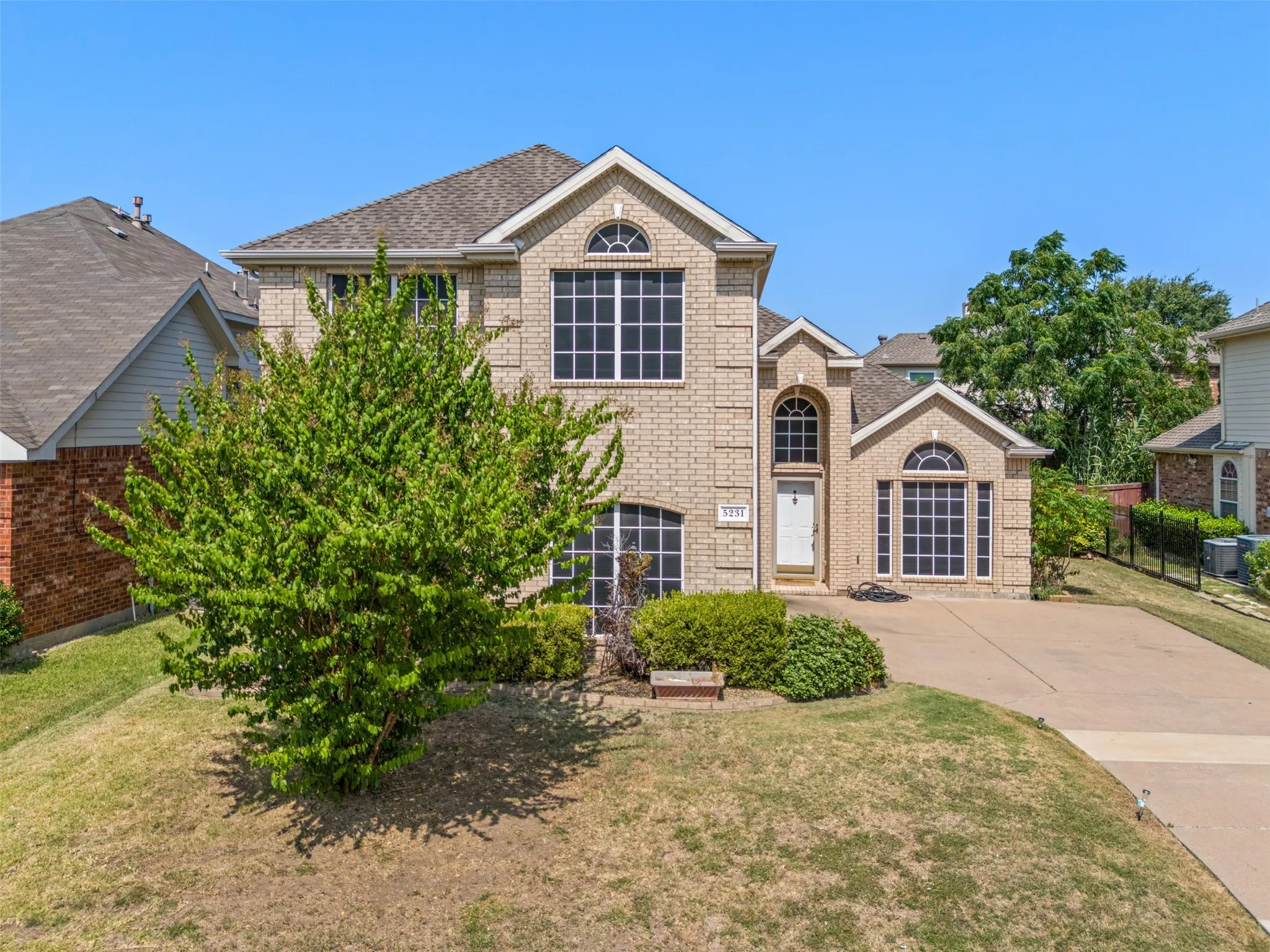 Single Family Residence For Rent in Tarrant County , 5231 Kathryn Drive, Grand Prairie, Texas 75052, 5 Bedroom, 3 Bathroom, 2 Garage spaces, 3,036 Sqft, built in 2004, mls#21352452, Real Estate Agent in Grand Prairie, Homes For Rent in Tarrant county, Homes For Rent in Grand Prairie, Realtor in Grand Prairie Texas, Real Estate Brokerage Independent Realty Texas, Luminita Cordes Realtor