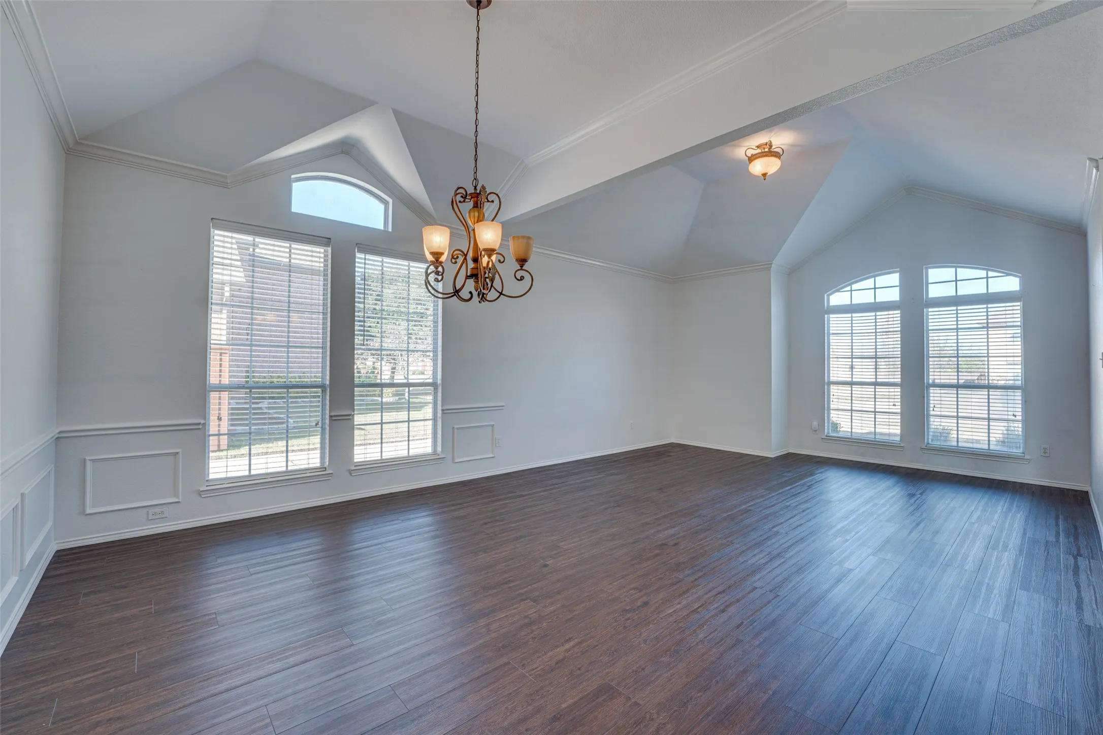 Single Family Residence For Sale in Collin County , 316 Mimosa Drive, Murphy, Texas 75094, 4 Bedroom, 2 Bathroom, 2 Garage spaces, 2,455 Sqft, built in 2001, mls#21351474, Real Estate Agent in Murphy, Homes For Sale in Collin county, Homes For Sale in Murphy, Realtor in Murphy Texas, Real Estate Brokerage Independent Realty Texas, Luminita Cordes Realtor