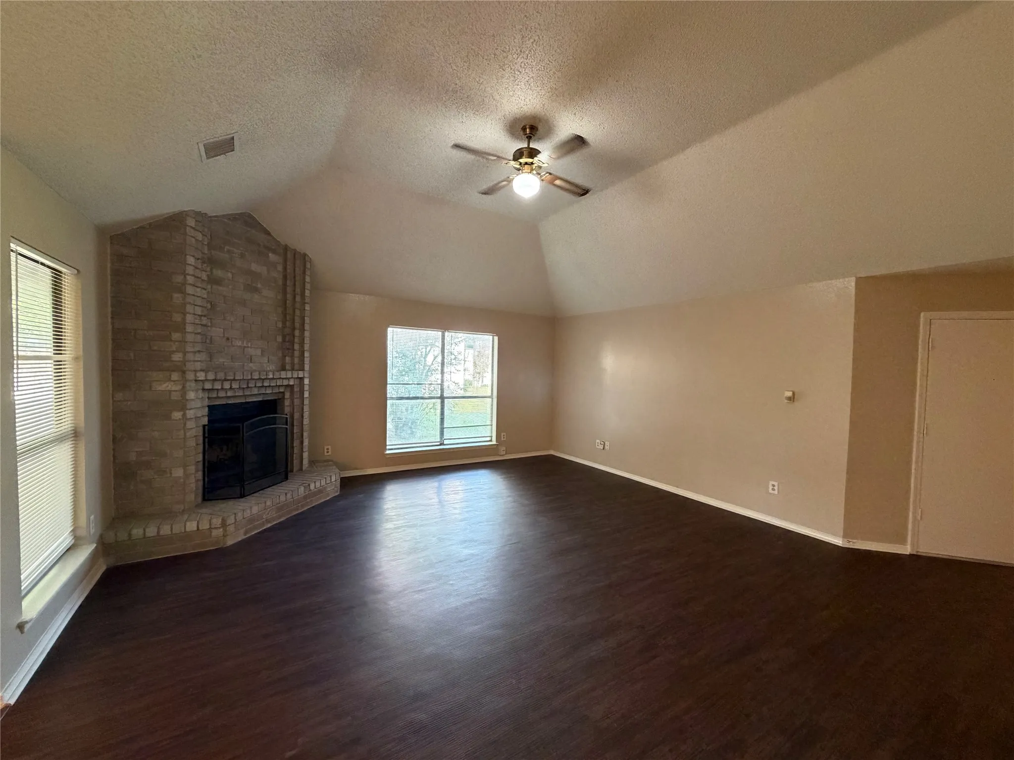 Single Family Residence For Rent in Dallas County , 1221 Castleman Drive, Cedar Hill, Texas 75104, 3 Bedroom, 2 Bathroom, 2 Garage spaces, 1,914 Sqft, built in 1986, mls#21352459, Real Estate Agent in Cedar Hill, Homes For Rent in Dallas county, Homes For Rent in Cedar Hill, Realtor in Cedar Hill Texas, Real Estate Brokerage Independent Realty Texas, Luminita Cordes Realtor