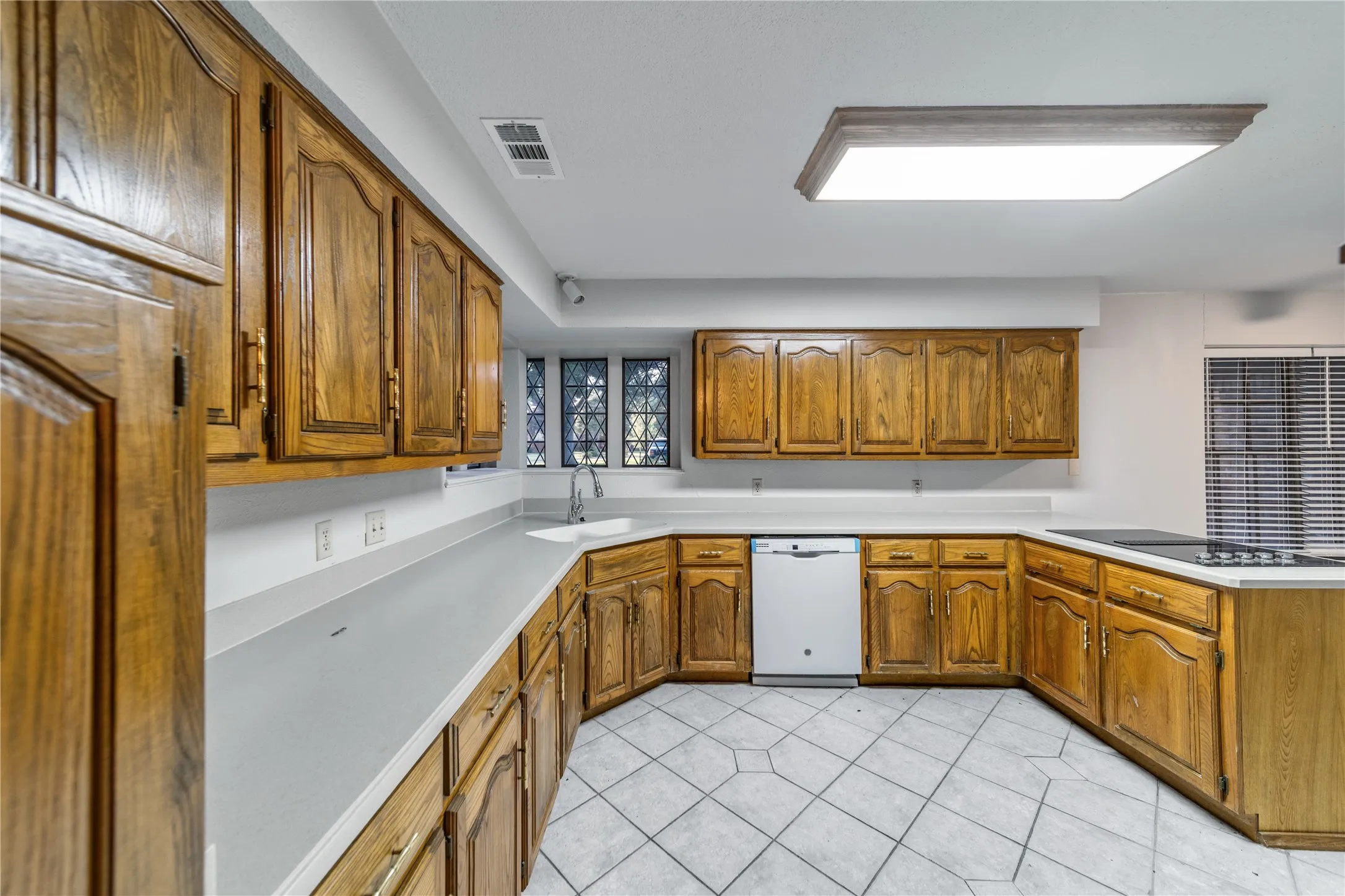 Single Family Residence For Sale in Dallas County , 212 Magic Lane, Sunnyvale, Texas 75182, 4 Bedroom, 5 Bathroom, 2 Garage spaces, 2,480 Sqft, built in 1980, Price $579,900, mls#21352291, Real Estate Agent in Sunnyvale, Homes For Sale in Dallas county, Homes For Sale in Sunnyvale, Realtor in Sunnyvale Texas, Real Estate Brokerage Independent Realty Texas, Luminita Cordes Realtor