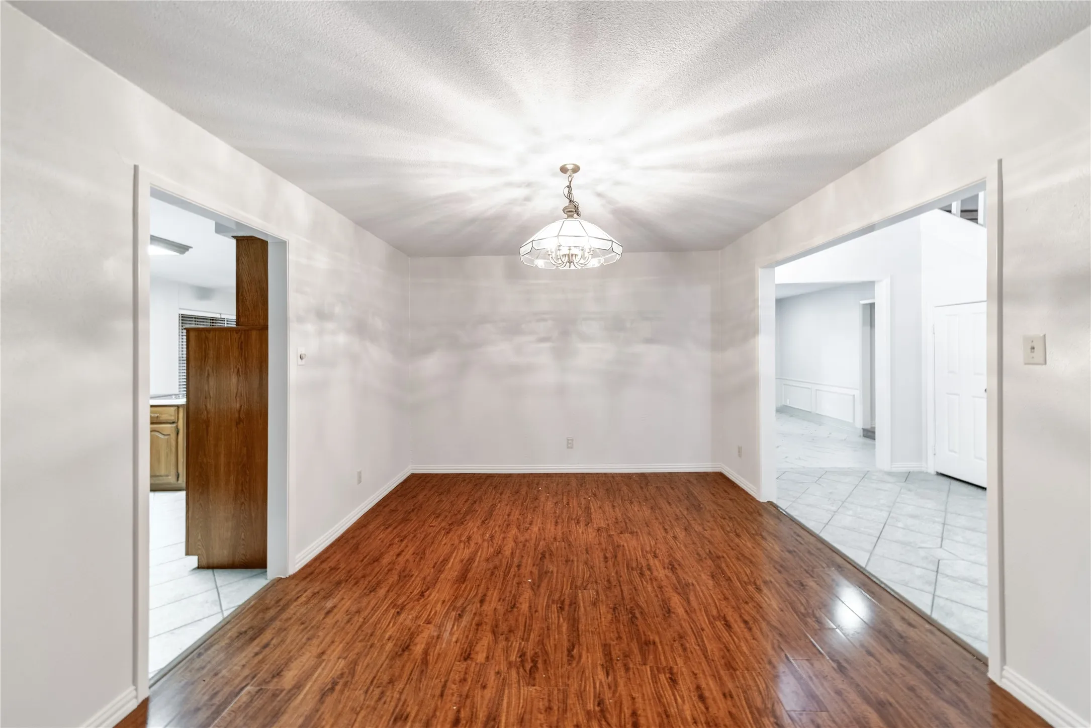 Single Family Residence For Sale in Dallas County , 212 Magic Lane, Sunnyvale, Texas 75182, 4 Bedroom, 5 Bathroom, 2 Garage spaces, 2,480 Sqft, built in 1980, Price $579,900, mls#21352291, Real Estate Agent in Sunnyvale, Homes For Sale in Dallas county, Homes For Sale in Sunnyvale, Realtor in Sunnyvale Texas, Real Estate Brokerage Independent Realty Texas, Luminita Cordes Realtor