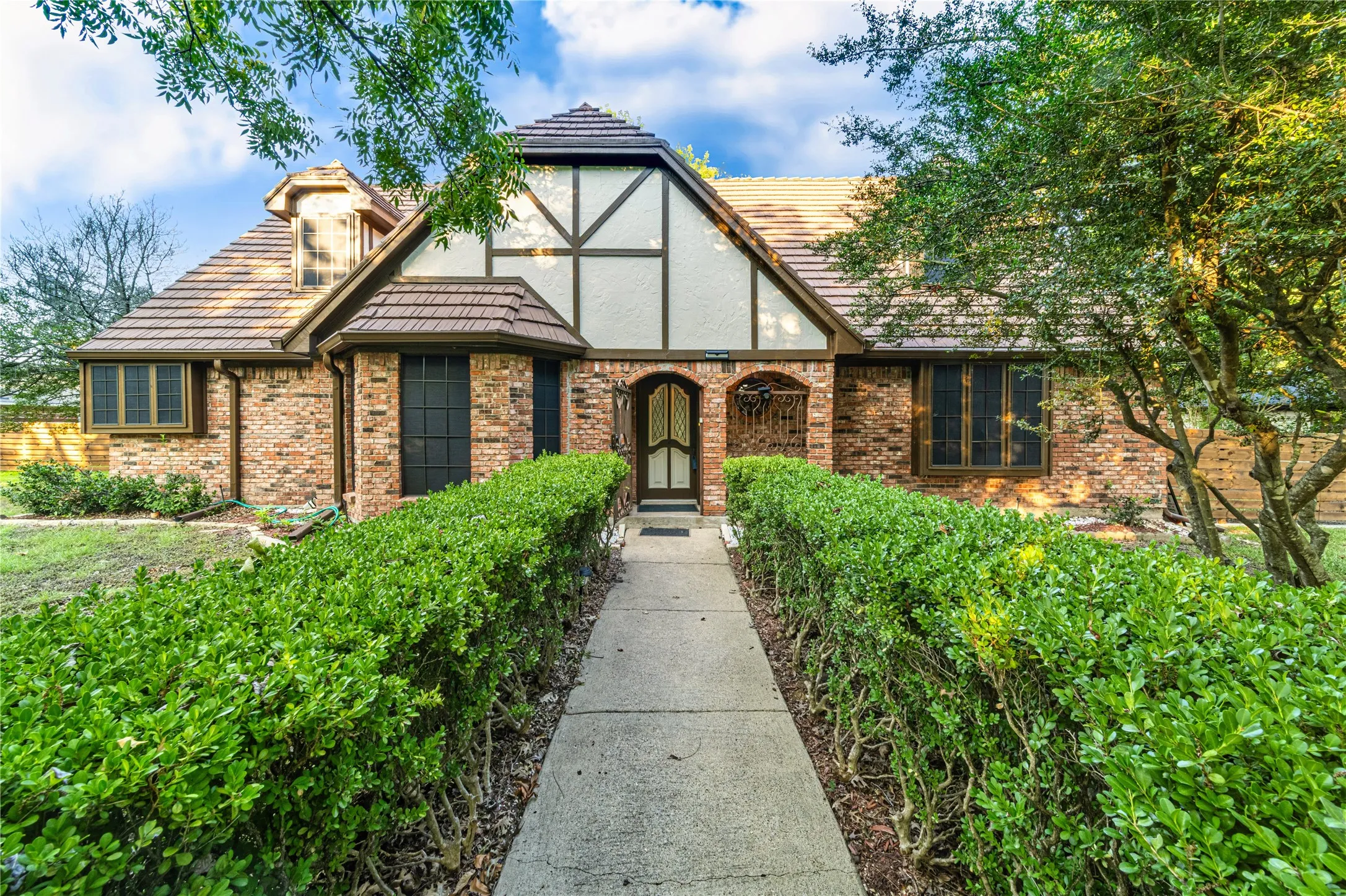Single Family Residence For Sale in Dallas County , 212 Magic Lane, Sunnyvale, Texas 75182, 4 Bedroom, 5 Bathroom, 2 Garage spaces, 2,480 Sqft, built in 1980, Price $579,900, mls#21352291, Real Estate Agent in Sunnyvale, Homes For Sale in Dallas county, Homes For Sale in Sunnyvale, Realtor in Sunnyvale Texas, Real Estate Brokerage Independent Realty Texas, Luminita Cordes Realtor