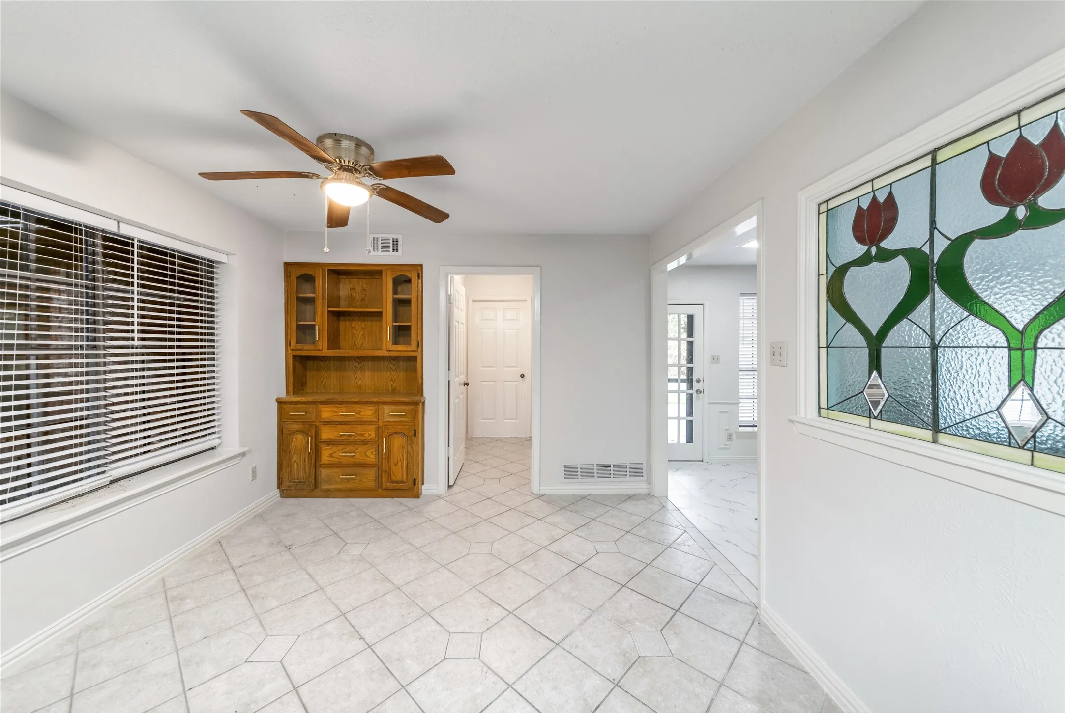 Single Family Residence For Sale in Dallas County , 212 Magic Lane, Sunnyvale, Texas 75182, 4 Bedroom, 5 Bathroom, 2 Garage spaces, 2,480 Sqft, built in 1980, Price $579,900, mls#21352291, Real Estate Agent in Sunnyvale, Homes For Sale in Dallas county, Homes For Sale in Sunnyvale, Realtor in Sunnyvale Texas, Real Estate Brokerage Independent Realty Texas, Luminita Cordes Realtor