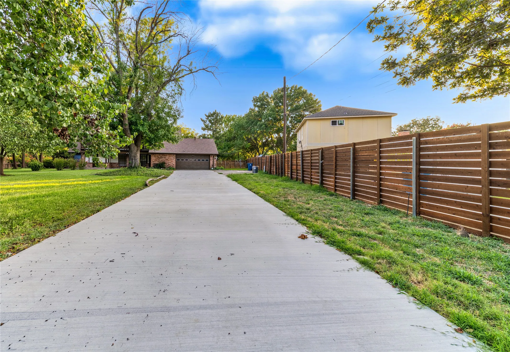 Single Family Residence For Sale in Dallas County , 212 Magic Lane, Sunnyvale, Texas 75182, 4 Bedroom, 5 Bathroom, 2 Garage spaces, 2,480 Sqft, built in 1980, Price $579,900, mls#21352291, Real Estate Agent in Sunnyvale, Homes For Sale in Dallas county, Homes For Sale in Sunnyvale, Realtor in Sunnyvale Texas, Real Estate Brokerage Independent Realty Texas, Luminita Cordes Realtor