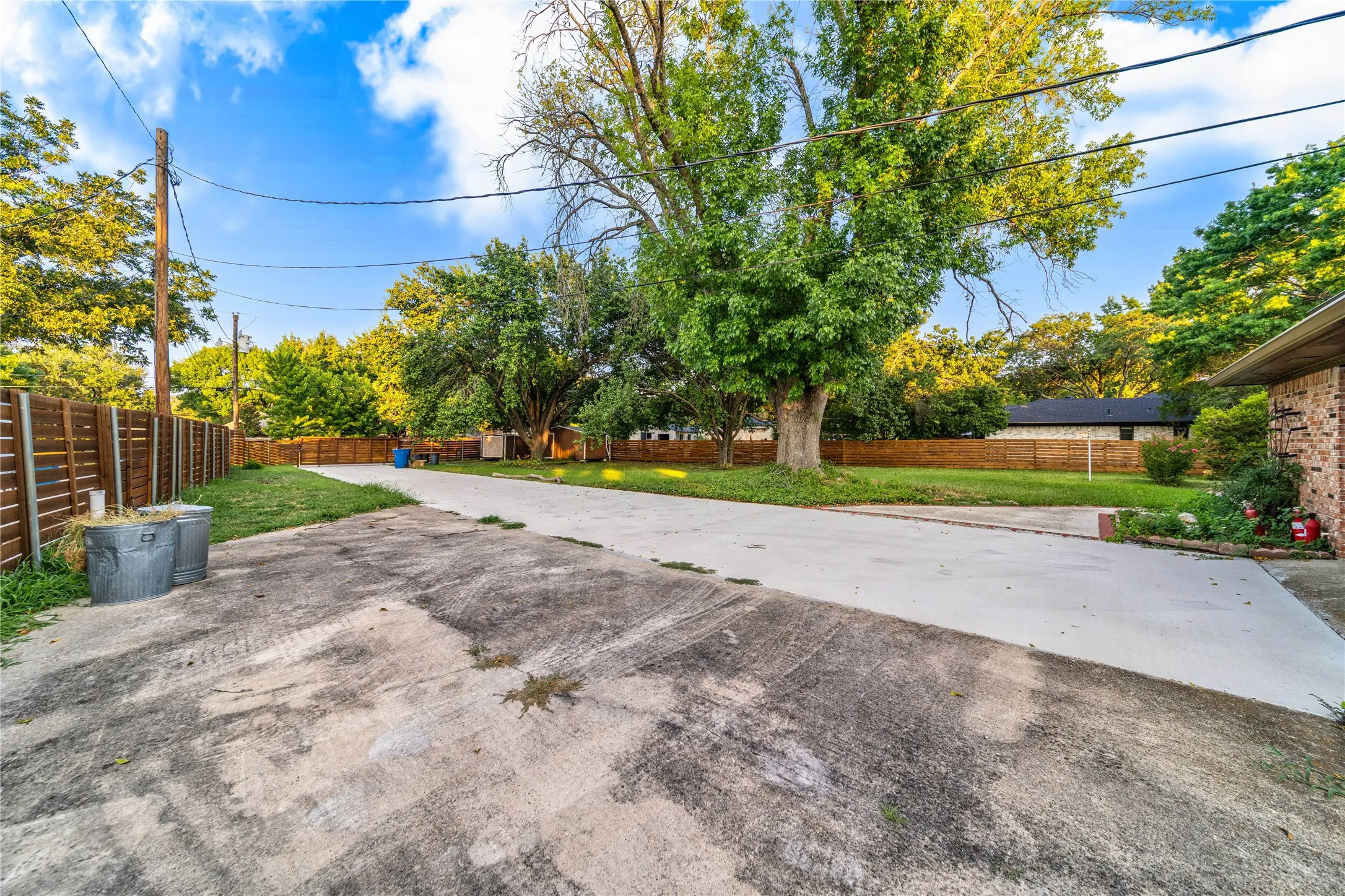 Single Family Residence For Sale in Dallas County , 212 Magic Lane, Sunnyvale, Texas 75182, 4 Bedroom, 5 Bathroom, 2 Garage spaces, 2,480 Sqft, built in 1980, Price $579,900, mls#21352291, Real Estate Agent in Sunnyvale, Homes For Sale in Dallas county, Homes For Sale in Sunnyvale, Realtor in Sunnyvale Texas, Real Estate Brokerage Independent Realty Texas, Luminita Cordes Realtor
