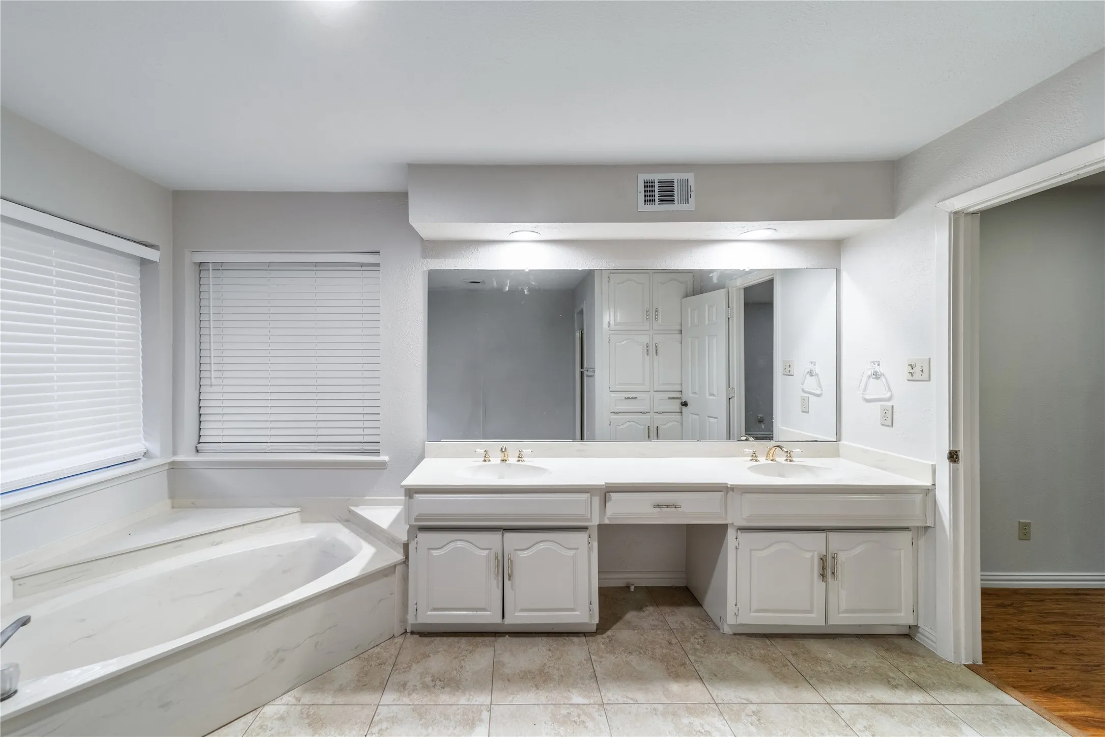 Single Family Residence For Sale in Dallas County , 212 Magic Lane, Sunnyvale, Texas 75182, 4 Bedroom, 5 Bathroom, 2 Garage spaces, 2,480 Sqft, built in 1980, Price $579,900, mls#21352291, Real Estate Agent in Sunnyvale, Homes For Sale in Dallas county, Homes For Sale in Sunnyvale, Realtor in Sunnyvale Texas, Real Estate Brokerage Independent Realty Texas, Luminita Cordes Realtor