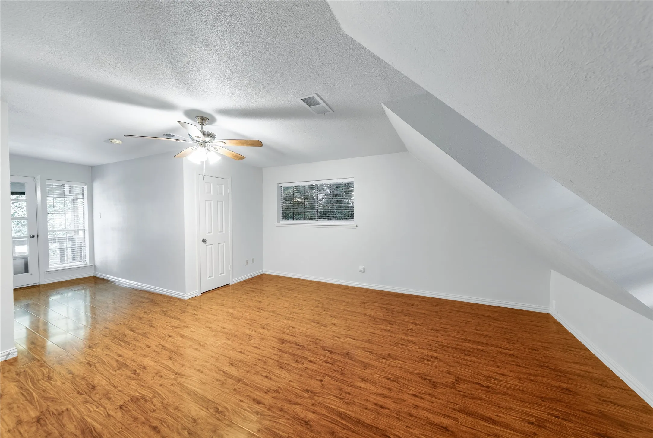 Single Family Residence For Sale in Dallas County , 212 Magic Lane, Sunnyvale, Texas 75182, 4 Bedroom, 5 Bathroom, 2 Garage spaces, 2,480 Sqft, built in 1980, Price $579,900, mls#21352291, Real Estate Agent in Sunnyvale, Homes For Sale in Dallas county, Homes For Sale in Sunnyvale, Realtor in Sunnyvale Texas, Real Estate Brokerage Independent Realty Texas, Luminita Cordes Realtor