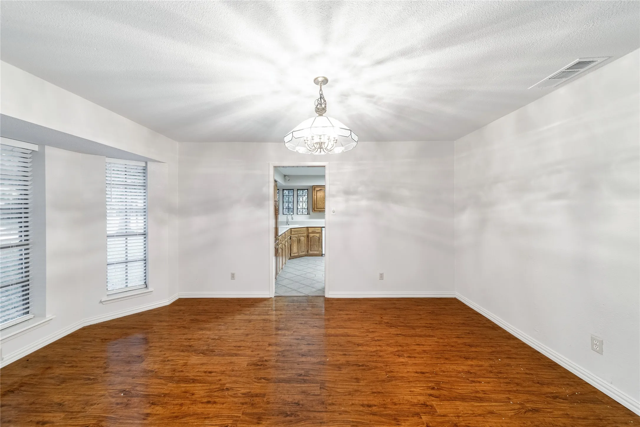 Single Family Residence For Sale in Dallas County , 212 Magic Lane, Sunnyvale, Texas 75182, 4 Bedroom, 5 Bathroom, 2 Garage spaces, 2,480 Sqft, built in 1980, Price $579,900, mls#21352291, Real Estate Agent in Sunnyvale, Homes For Sale in Dallas county, Homes For Sale in Sunnyvale, Realtor in Sunnyvale Texas, Real Estate Brokerage Independent Realty Texas, Luminita Cordes Realtor