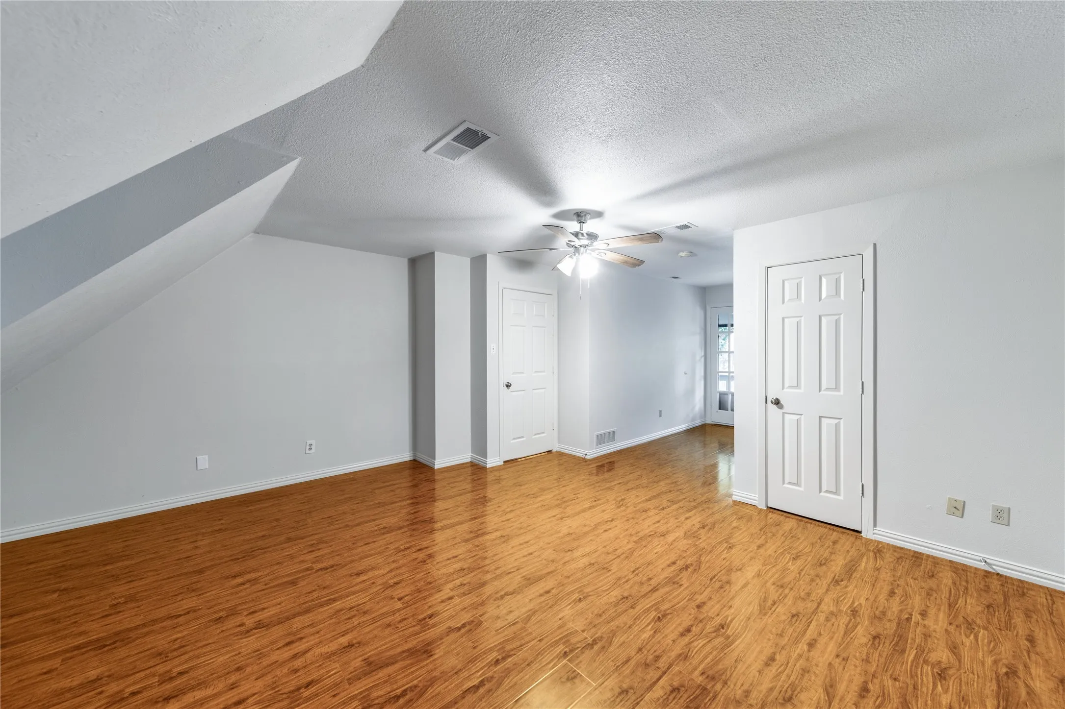 Single Family Residence For Sale in Dallas County , 212 Magic Lane, Sunnyvale, Texas 75182, 4 Bedroom, 5 Bathroom, 2 Garage spaces, 2,480 Sqft, built in 1980, Price $579,900, mls#21352291, Real Estate Agent in Sunnyvale, Homes For Sale in Dallas county, Homes For Sale in Sunnyvale, Realtor in Sunnyvale Texas, Real Estate Brokerage Independent Realty Texas, Luminita Cordes Realtor