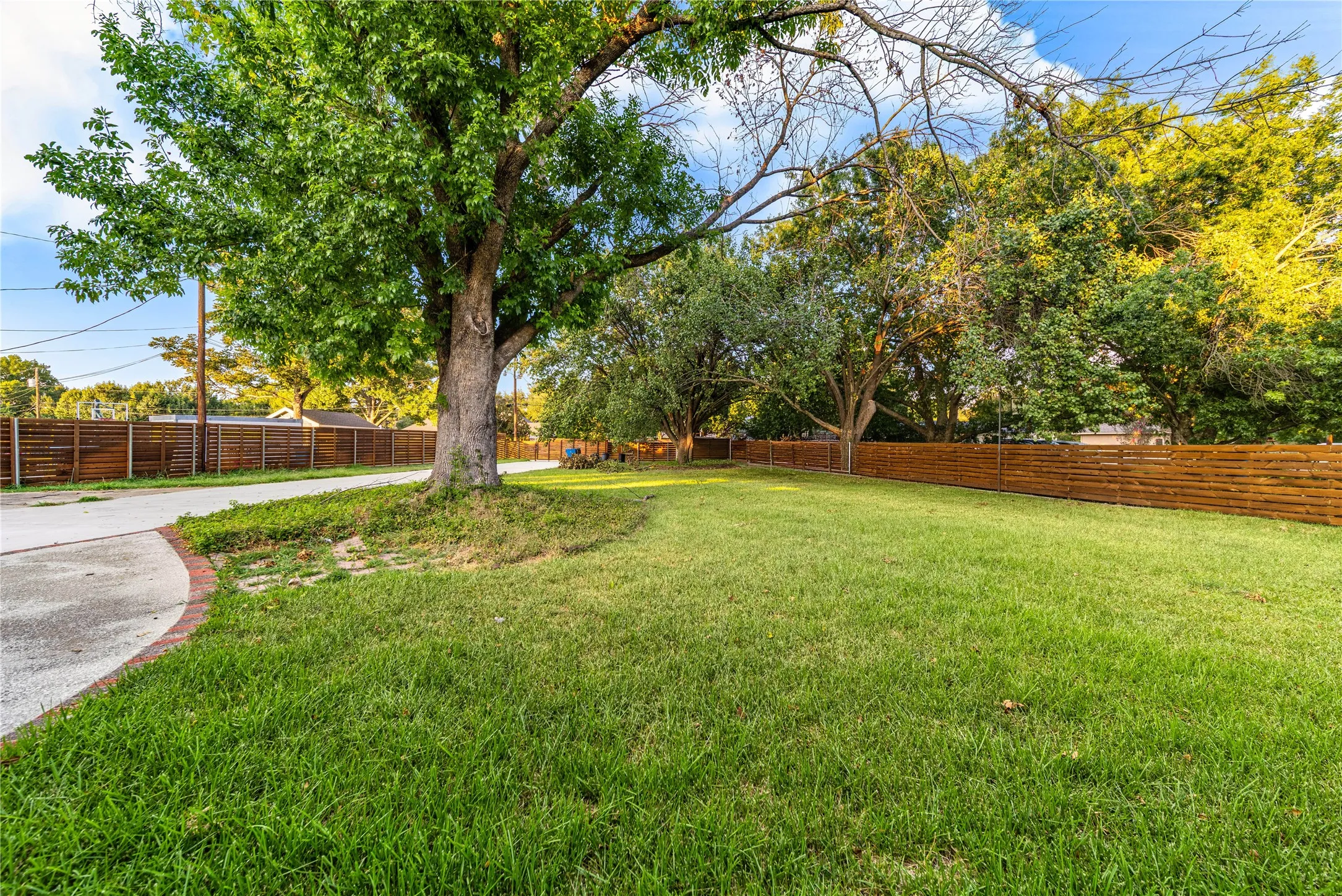 Single Family Residence For Sale in Dallas County , 212 Magic Lane, Sunnyvale, Texas 75182, 4 Bedroom, 5 Bathroom, 2 Garage spaces, 2,480 Sqft, built in 1980, Price $579,900, mls#21352291, Real Estate Agent in Sunnyvale, Homes For Sale in Dallas county, Homes For Sale in Sunnyvale, Realtor in Sunnyvale Texas, Real Estate Brokerage Independent Realty Texas, Luminita Cordes Realtor
