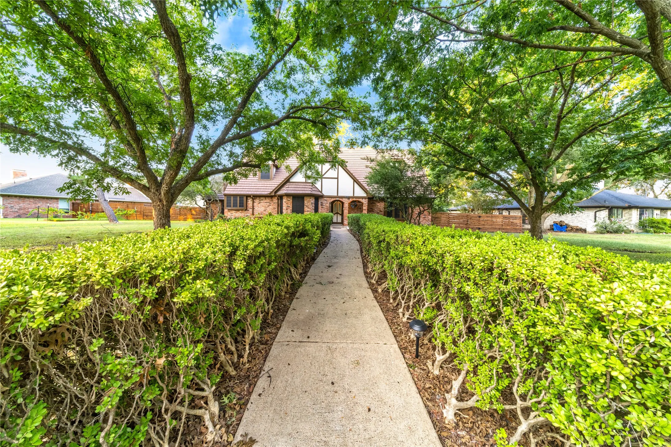 Single Family Residence For Sale in Dallas County , 212 Magic Lane, Sunnyvale, Texas 75182, 4 Bedroom, 5 Bathroom, 2 Garage spaces, 2,480 Sqft, built in 1980, Price $579,900, mls#21352291, Real Estate Agent in Sunnyvale, Homes For Sale in Dallas county, Homes For Sale in Sunnyvale, Realtor in Sunnyvale Texas, Real Estate Brokerage Independent Realty Texas, Luminita Cordes Realtor
