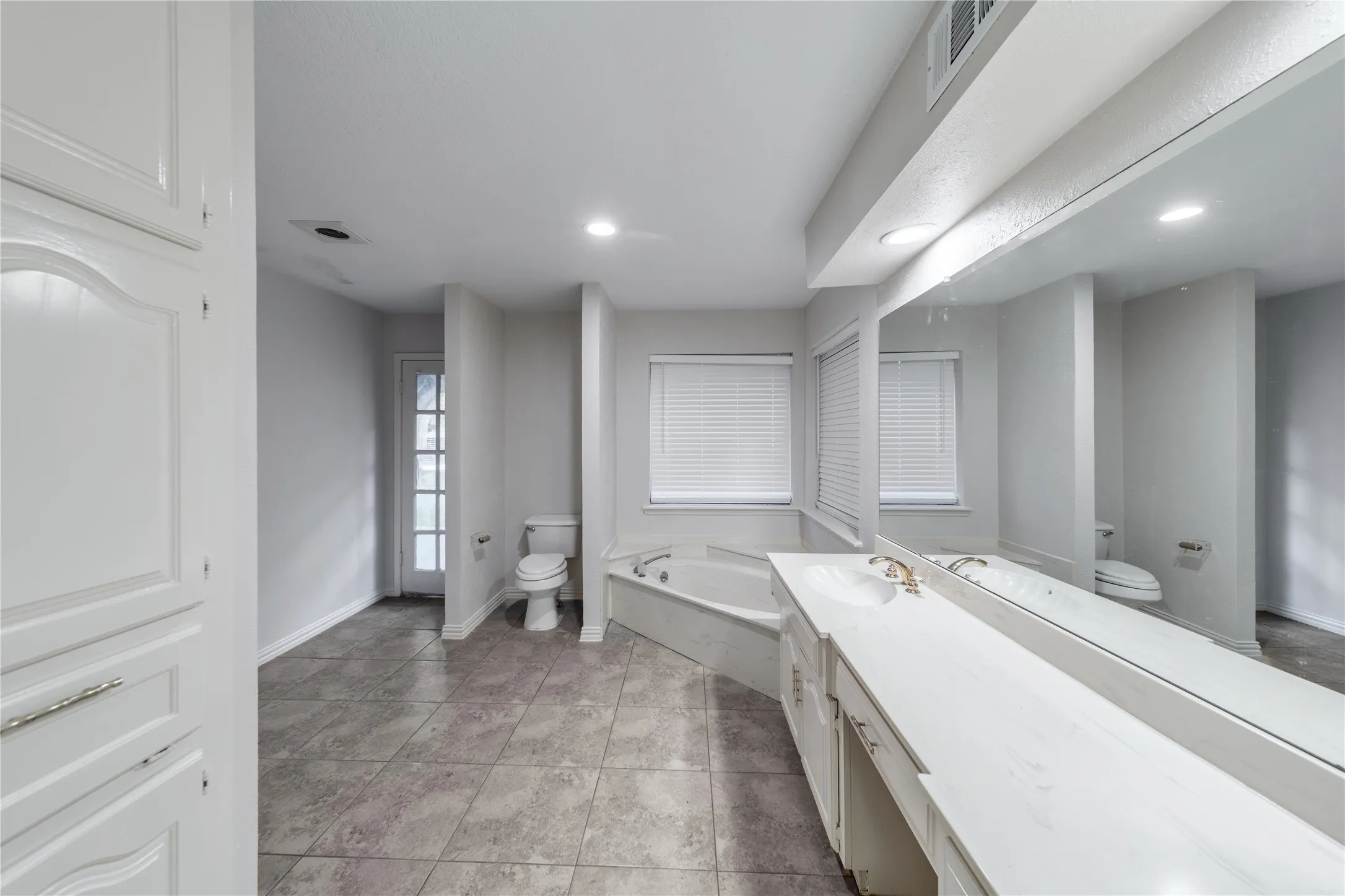 Single Family Residence For Sale in Dallas County , 212 Magic Lane, Sunnyvale, Texas 75182, 4 Bedroom, 5 Bathroom, 2 Garage spaces, 2,480 Sqft, built in 1980, Price $579,900, mls#21352291, Real Estate Agent in Sunnyvale, Homes For Sale in Dallas county, Homes For Sale in Sunnyvale, Realtor in Sunnyvale Texas, Real Estate Brokerage Independent Realty Texas, Luminita Cordes Realtor