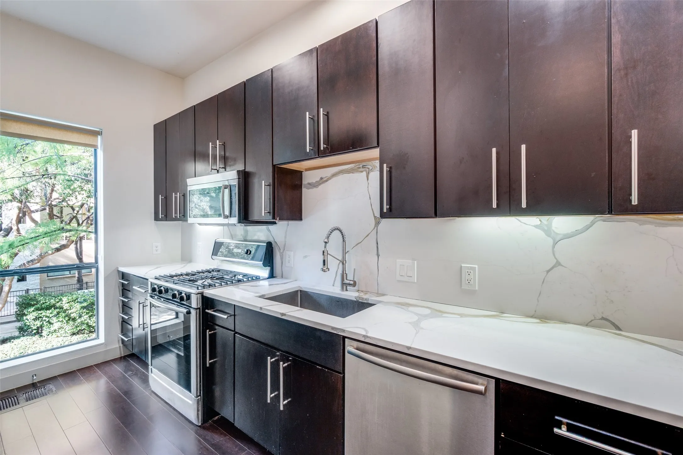 Condominium For Rent in Dallas County , 4111 Newton Avenue 25, Dallas, Texas 75219, 2 Bedroom, 3 Bathroom, 2 Garage spaces, 2,031 Sqft, built in 2007, mls#21352192, Real Estate Agent in Dallas, Homes For Rent in Dallas county, Homes For Rent in Dallas, Realtor in Dallas Texas, Real Estate Brokerage Independent Realty Texas, Luminita Cordes Realtor