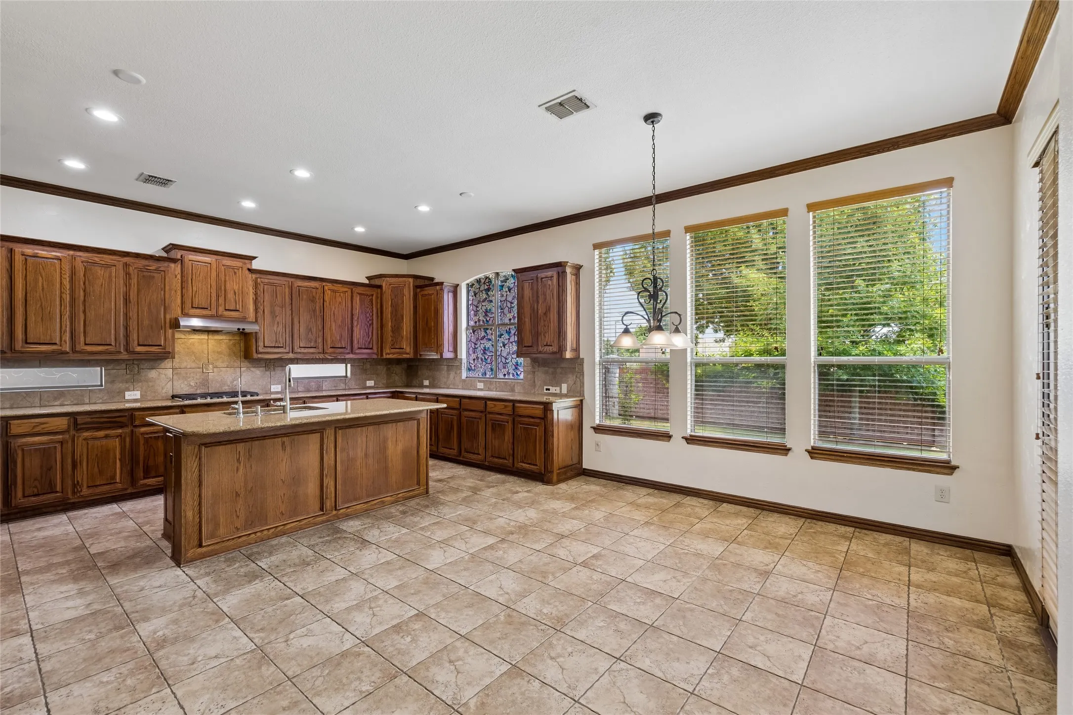 Single Family Residence For Sale in Tarrant County , 2655 Waterfront Drive, Grand Prairie, Texas 75054, 5 Bedroom, 4 Bathroom, 3 Garage spaces, 3,603 Sqft, built in 2006, mls#21342605, Real Estate Agent in Grand Prairie, Homes For Sale in Tarrant county, Homes For Sale in Grand Prairie, Realtor in Grand Prairie Texas, Real Estate Brokerage Independent Realty Texas, Luminita Cordes Realtor
