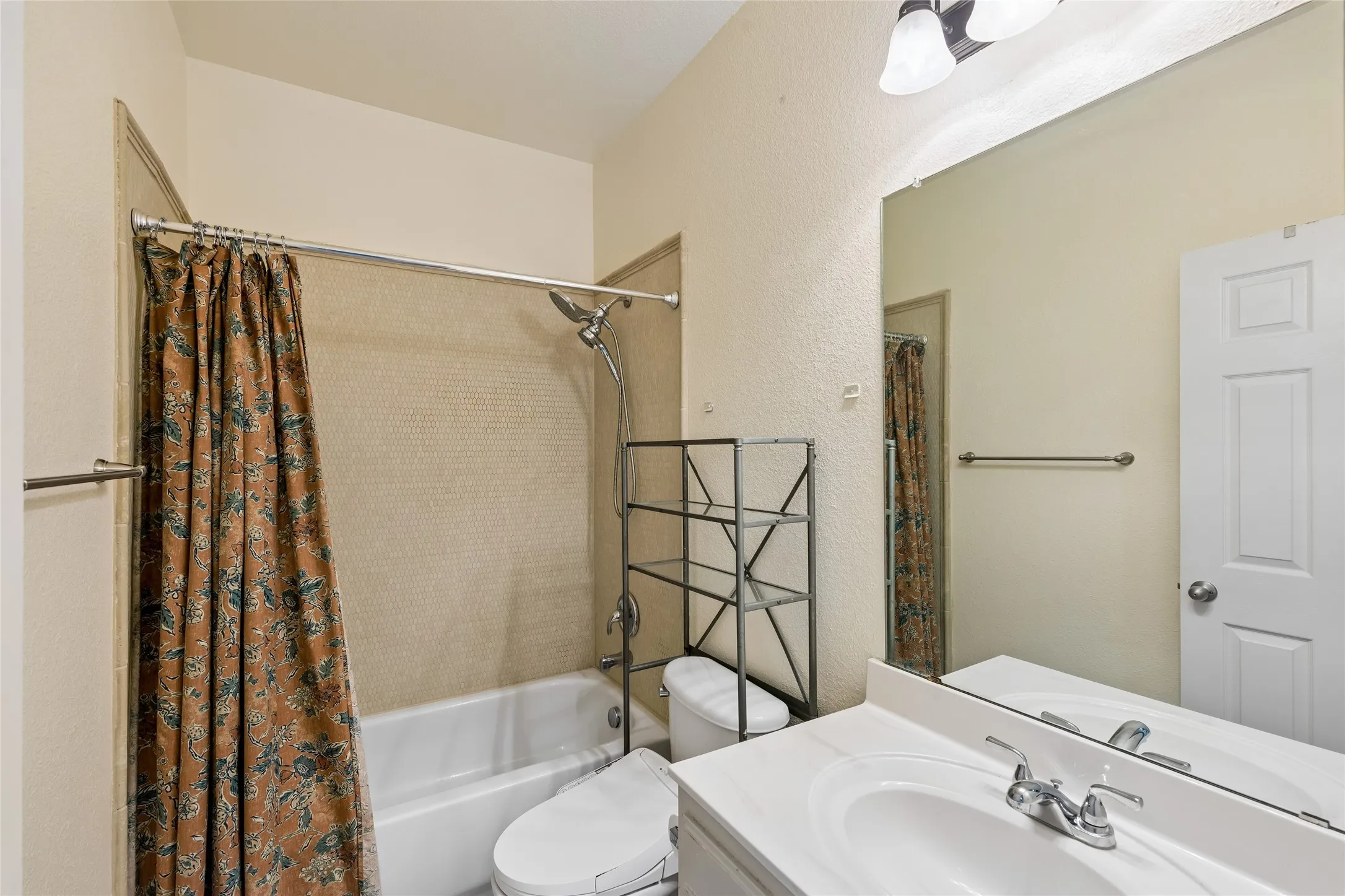 Single Family Residence For Sale in Tarrant County , 2655 Waterfront Drive, Grand Prairie, Texas 75054, 5 Bedroom, 4 Bathroom, 3 Garage spaces, 3,603 Sqft, built in 2006, mls#21342605, Real Estate Agent in Grand Prairie, Homes For Sale in Tarrant county, Homes For Sale in Grand Prairie, Realtor in Grand Prairie Texas, Real Estate Brokerage Independent Realty Texas, Luminita Cordes Realtor