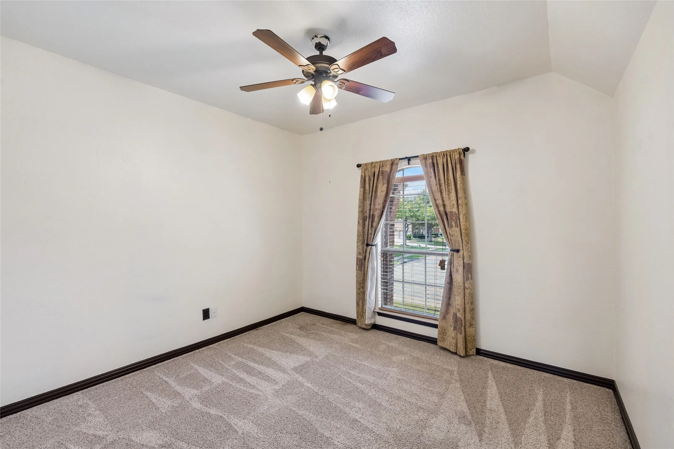 Single Family Residence For Sale in Tarrant County , 2655 Waterfront Drive, Grand Prairie, Texas 75054, 5 Bedroom, 4 Bathroom, 3 Garage spaces, 3,603 Sqft, built in 2006, mls#21342605, Real Estate Agent in Grand Prairie, Homes For Sale in Tarrant county, Homes For Sale in Grand Prairie, Realtor in Grand Prairie Texas, Real Estate Brokerage Independent Realty Texas, Luminita Cordes Realtor