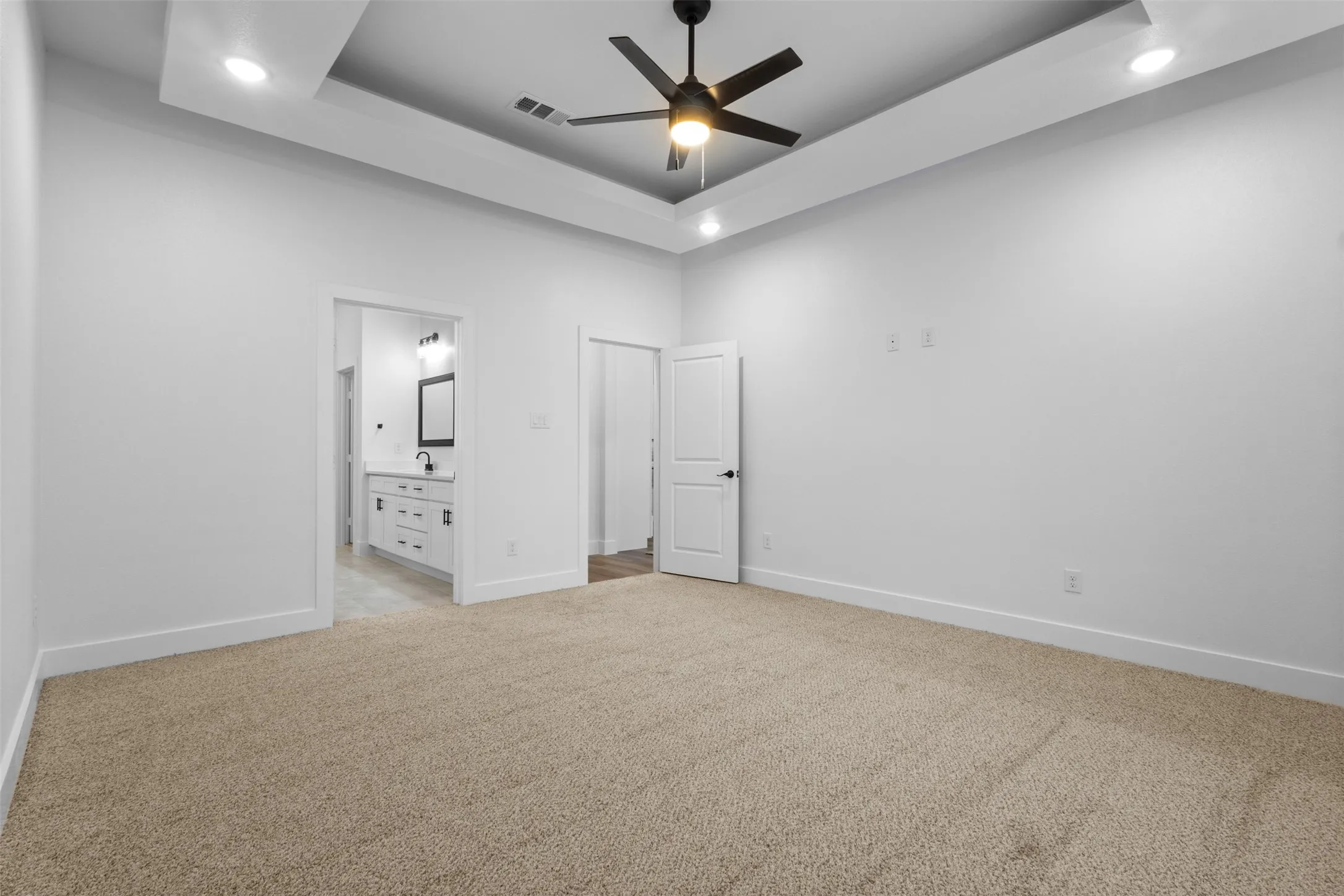 Tray ceiling with recessed lighting and a ceiling fan