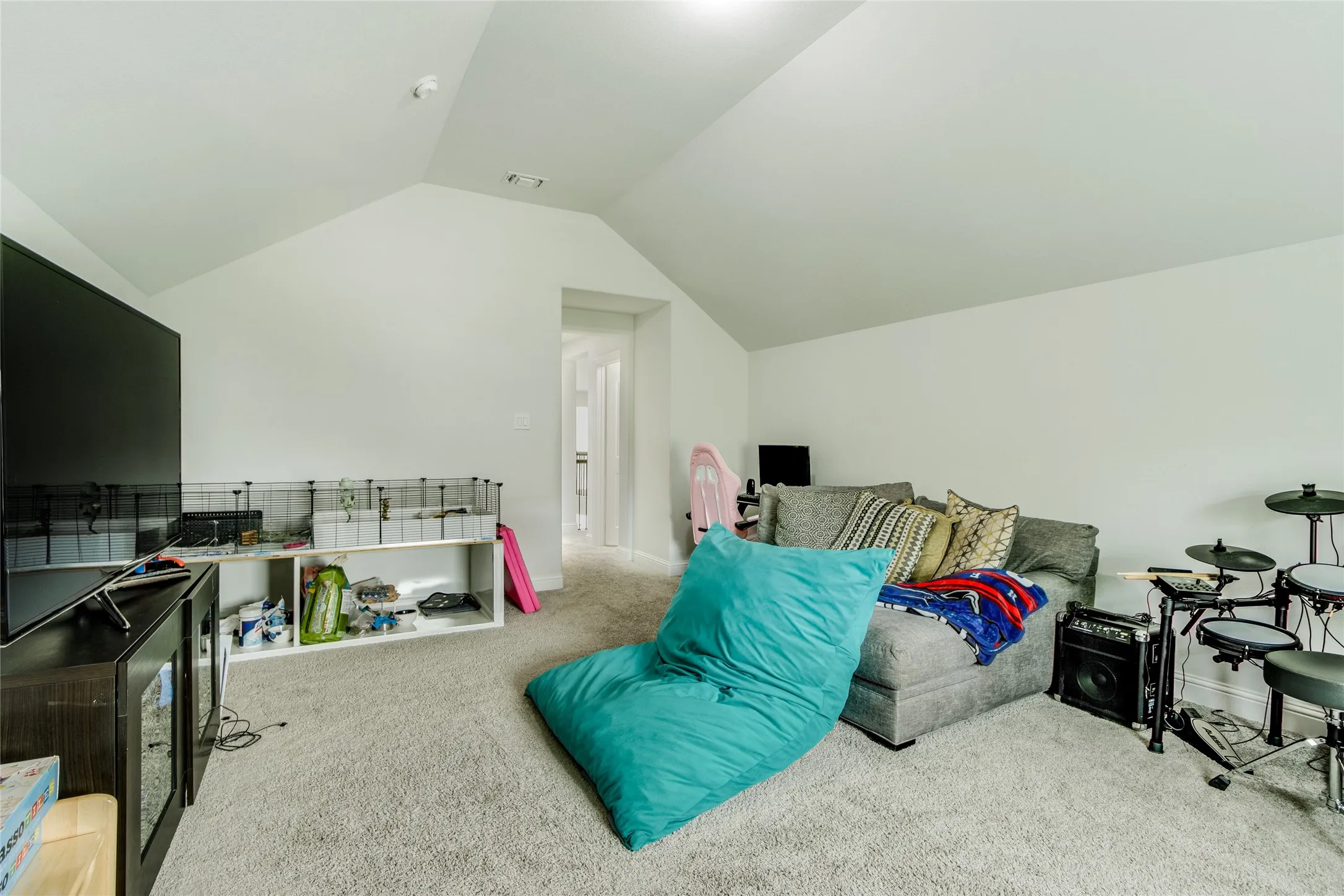 Bonus room with vaulted ceilings, recessed window and wall-to-wall carpeting