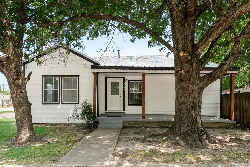 Single Family Residence For Sale in Hunt County , 2203 Wesley Street, Greenville, Texas 75401, 3 Bedroom, 2 Bathroom, Garage spaces, 1,225 Sqft, built in 1970, mls#21352314, Real Estate Agent in Greenville, Homes For Sale in Hunt county, Homes For Sale in Greenville, Realtor in Greenville Texas, Real Estate Brokerage Independent Realty Texas, Luminita Cordes Realtor