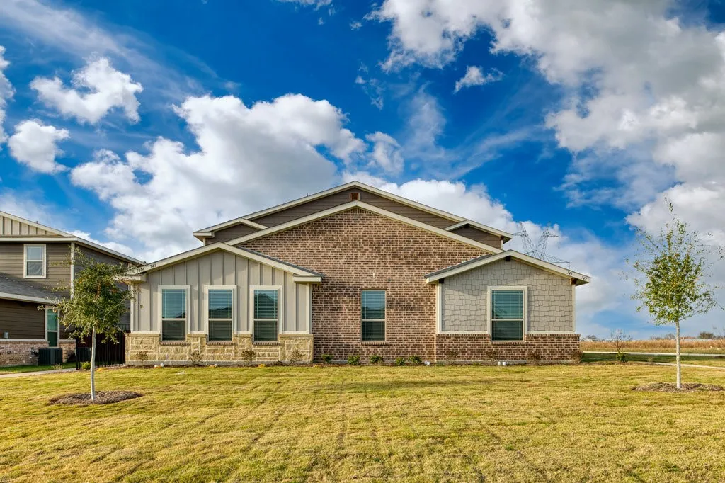 Apartment For Rent in Ellis County , 700 Fallow Drive, Venus, Texas 76084, 2 Bedroom, 2 Bathroom, 1 Garage spaces, 1,134 Sqft, built in 2022, mls#21352481, Real Estate Agent in Venus, Homes For Rent in Ellis county, Homes For Rent in Venus, Realtor in Venus Texas, Real Estate Brokerage Independent Realty Texas, Luminita Cordes Realtor