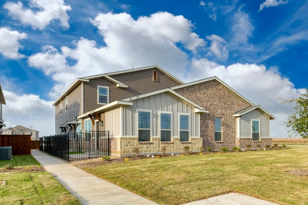 Apartment For Rent in Ellis County , 700 Fallow Drive, Venus, Texas 76084, 2 Bedroom, 2 Bathroom, 1 Garage spaces, 1,134 Sqft, built in 2022, mls#21352481, Real Estate Agent in Venus, Homes For Rent in Ellis county, Homes For Rent in Venus, Realtor in Venus Texas, Real Estate Brokerage Independent Realty Texas, Luminita Cordes Realtor