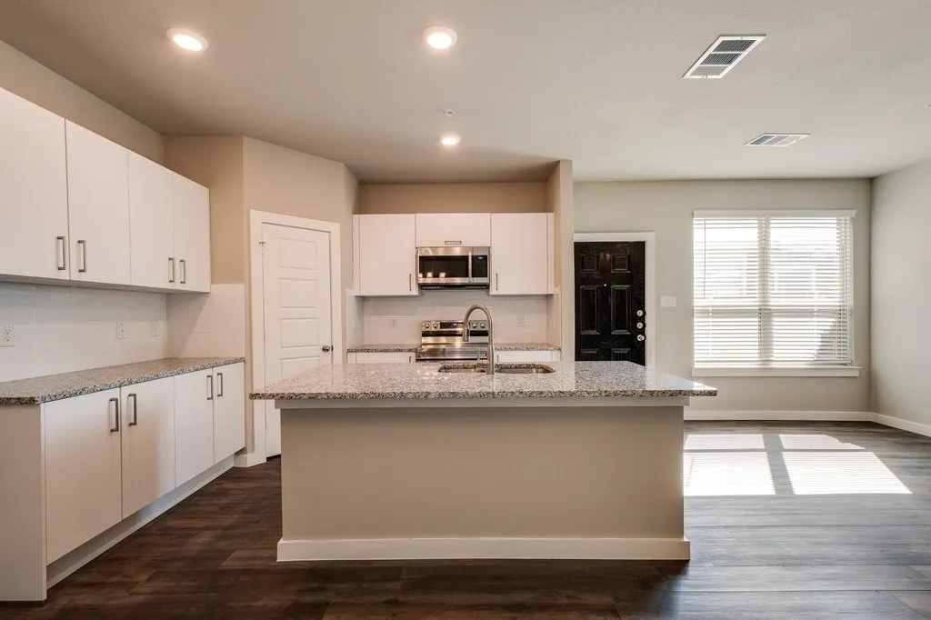 Apartment For Rent in Ellis County , 700 Fallow Drive, Venus, Texas 76084, 2 Bedroom, 2 Bathroom, 1 Garage spaces, 1,134 Sqft, built in 2022, mls#21352481, Real Estate Agent in Venus, Homes For Rent in Ellis county, Homes For Rent in Venus, Realtor in Venus Texas, Real Estate Brokerage Independent Realty Texas, Luminita Cordes Realtor