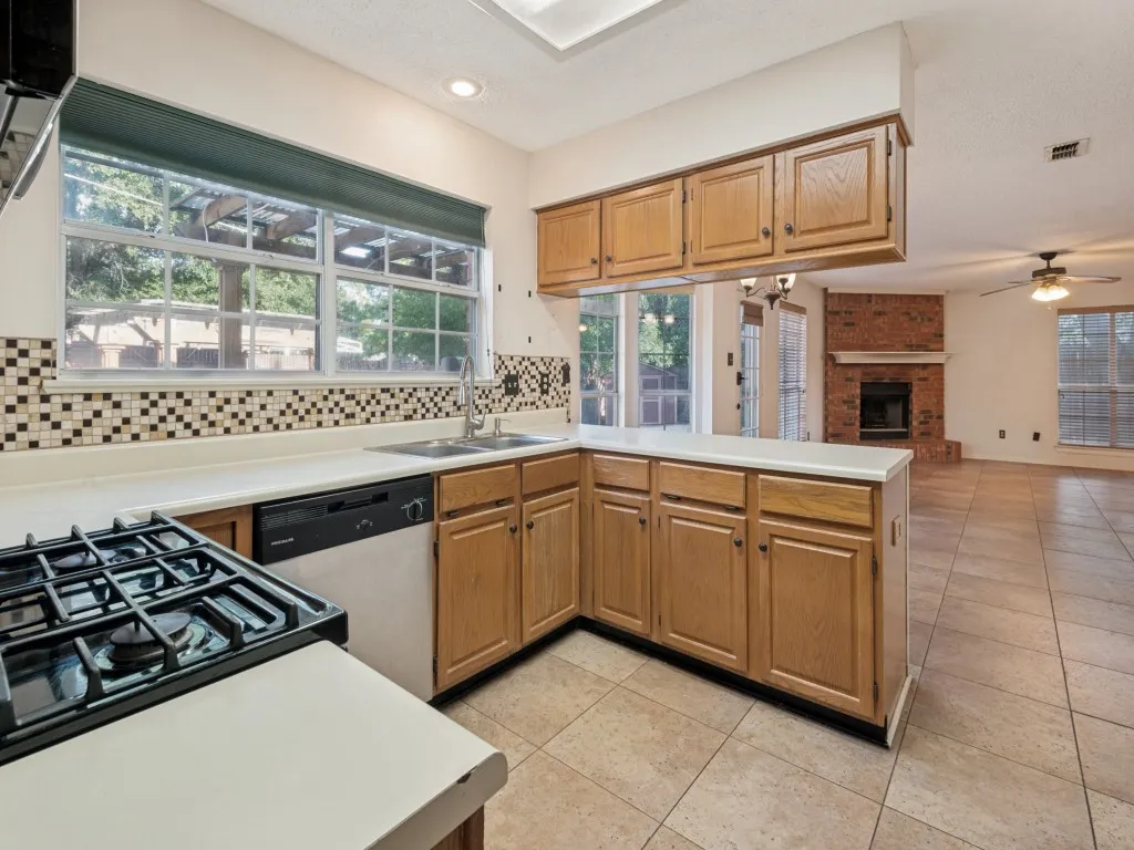 Single Family Residence For Sale in Tarrant County , 606 Berkley Drive, Grapevine, Texas 76051, 4 Bedroom, 3 Bathroom, 2 Garage spaces, 2,574 Sqft, built in 1988, mls#21352485, Real Estate Agent in Grapevine, Homes For Sale in Tarrant county, Homes For Sale in Grapevine, Realtor in Grapevine Texas, Real Estate Brokerage Independent Realty Texas, Luminita Cordes Realtor