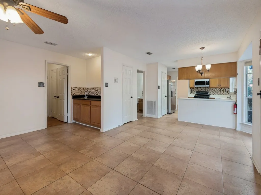 Single Family Residence For Sale in Tarrant County , 606 Berkley Drive, Grapevine, Texas 76051, 4 Bedroom, 3 Bathroom, 2 Garage spaces, 2,574 Sqft, built in 1988, mls#21352485, Real Estate Agent in Grapevine, Homes For Sale in Tarrant county, Homes For Sale in Grapevine, Realtor in Grapevine Texas, Real Estate Brokerage Independent Realty Texas, Luminita Cordes Realtor