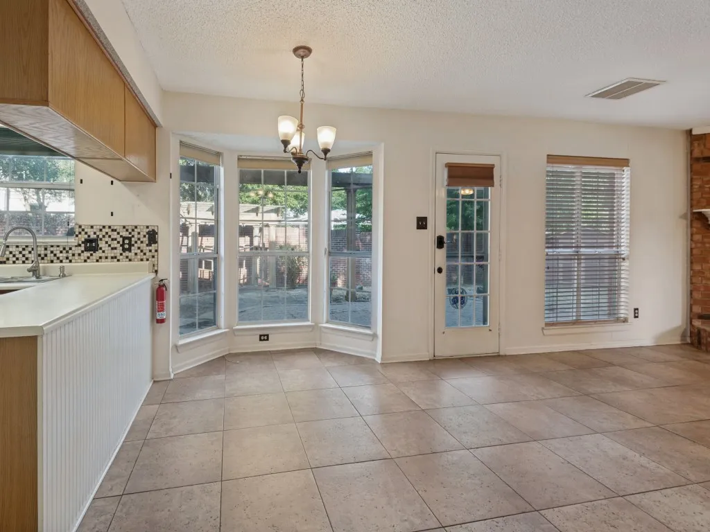 Single Family Residence For Sale in Tarrant County , 606 Berkley Drive, Grapevine, Texas 76051, 4 Bedroom, 3 Bathroom, 2 Garage spaces, 2,574 Sqft, built in 1988, mls#21352485, Real Estate Agent in Grapevine, Homes For Sale in Tarrant county, Homes For Sale in Grapevine, Realtor in Grapevine Texas, Real Estate Brokerage Independent Realty Texas, Luminita Cordes Realtor
