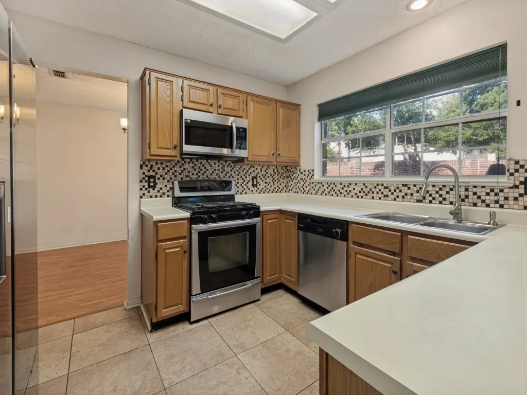 Single Family Residence For Sale in Tarrant County , 606 Berkley Drive, Grapevine, Texas 76051, 4 Bedroom, 3 Bathroom, 2 Garage spaces, 2,574 Sqft, built in 1988, mls#21352485, Real Estate Agent in Grapevine, Homes For Sale in Tarrant county, Homes For Sale in Grapevine, Realtor in Grapevine Texas, Real Estate Brokerage Independent Realty Texas, Luminita Cordes Realtor