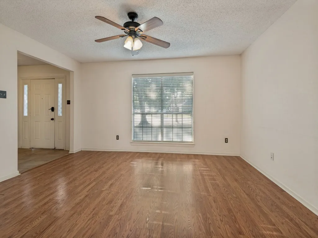 Single Family Residence For Sale in Tarrant County , 606 Berkley Drive, Grapevine, Texas 76051, 4 Bedroom, 3 Bathroom, 2 Garage spaces, 2,574 Sqft, built in 1988, mls#21352485, Real Estate Agent in Grapevine, Homes For Sale in Tarrant county, Homes For Sale in Grapevine, Realtor in Grapevine Texas, Real Estate Brokerage Independent Realty Texas, Luminita Cordes Realtor