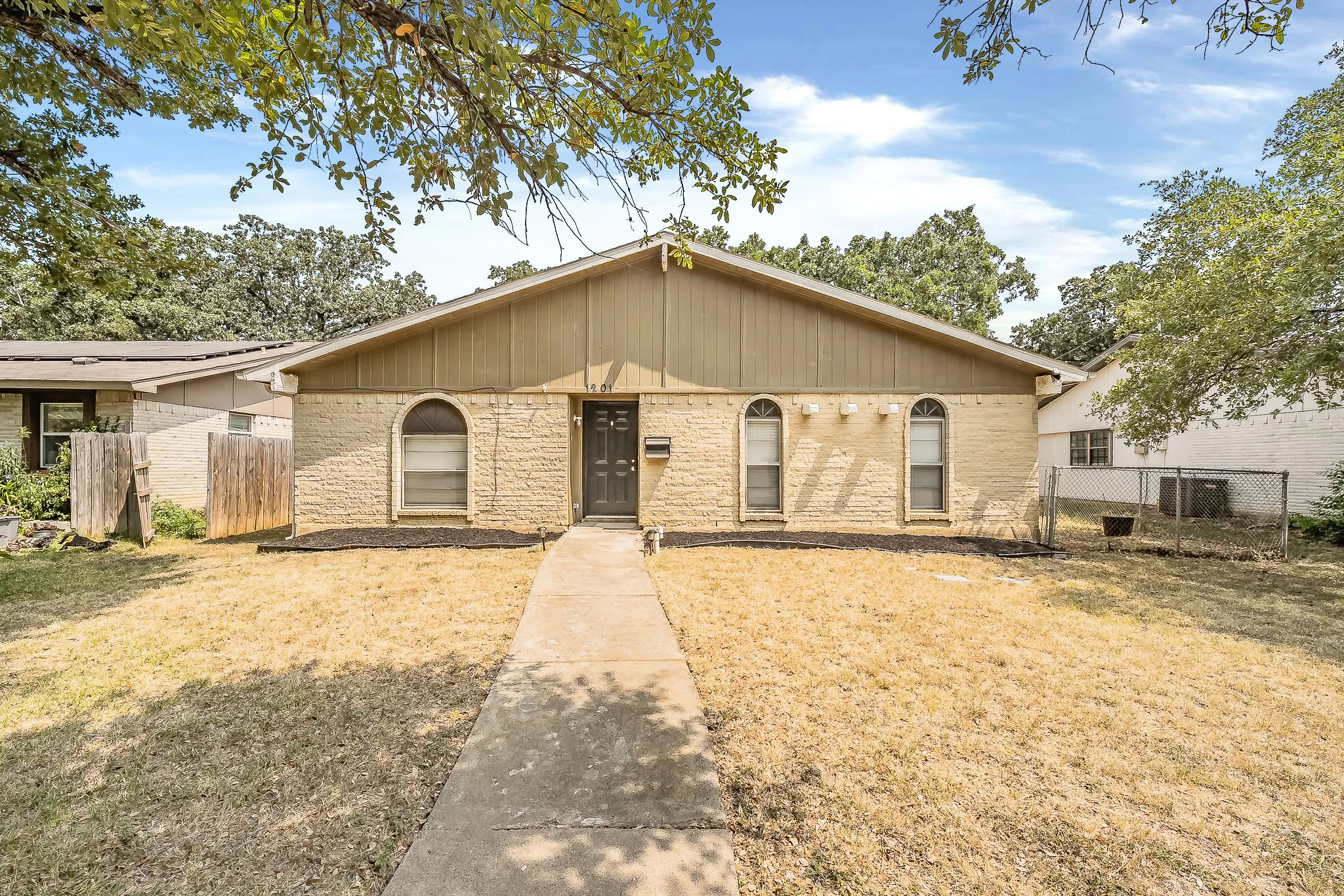 Single Family Residence For Sale in Denton County , 1201 Kingston Drive, Lewisville, Texas 75067, 3 Bedroom, 2 Bathroom, 2 Garage spaces, 1,441 Sqft, built in 1970, mls#21350817, Real Estate Agent in Lewisville, Homes For Sale in Denton county, Homes For Sale in Lewisville, Realtor in Lewisville Texas, Real Estate Brokerage Independent Realty Texas, Luminita Cordes Realtor