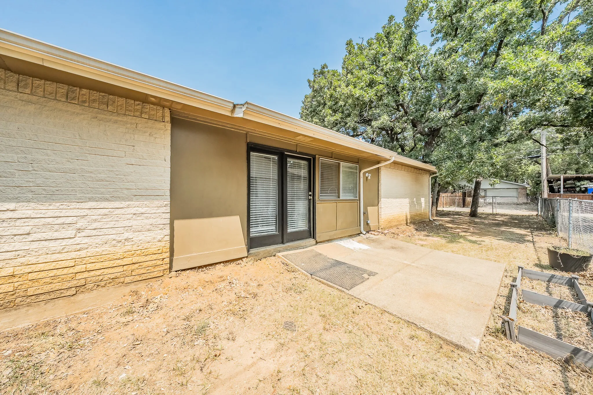 Single Family Residence For Sale in Denton County , 1201 Kingston Drive, Lewisville, Texas 75067, 3 Bedroom, 2 Bathroom, 2 Garage spaces, 1,441 Sqft, built in 1970, mls#21350817, Real Estate Agent in Lewisville, Homes For Sale in Denton county, Homes For Sale in Lewisville, Realtor in Lewisville Texas, Real Estate Brokerage Independent Realty Texas, Luminita Cordes Realtor